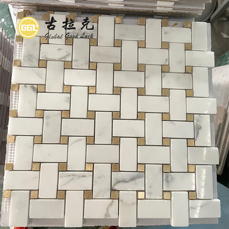 Gạch mosaic đá cẩm thạch trắng Calacatta dạng dệt rổ điểm đồng dùng để trang trí tường & sàn nội thất