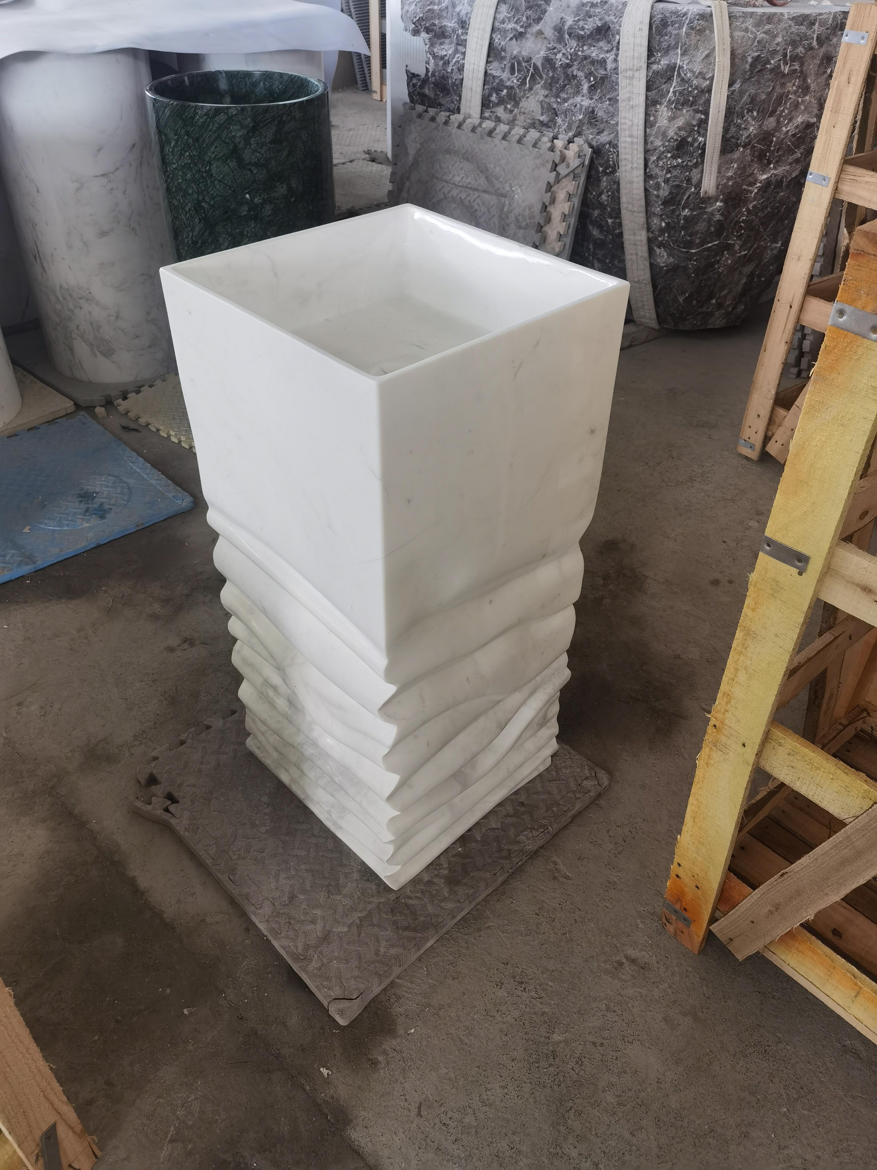 Chậu rửa mặt đá cẩm thạch trắng sang trọng đặt trên bệ