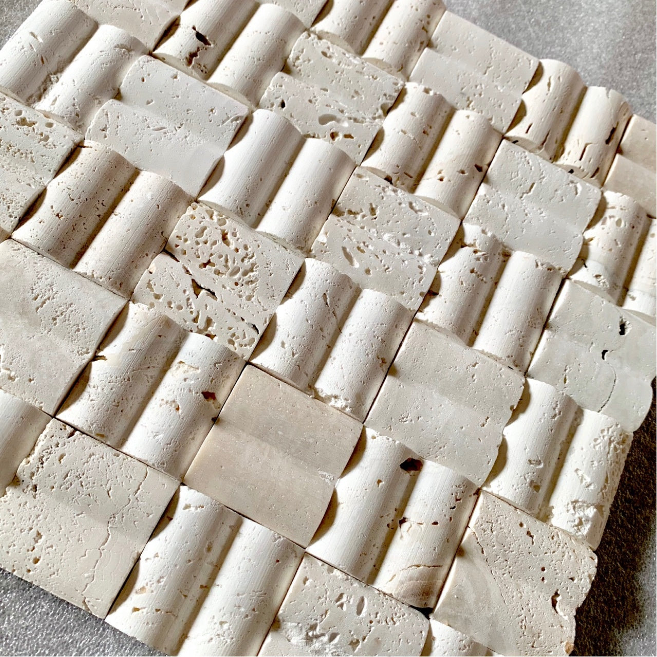 Tường nền chụp ảnh đánh bóng gạch mosaic đá Travertine vàng thiết kế hiện đại, thân thiện môi trường, đạo cụ đá thô 1 năm tuổi