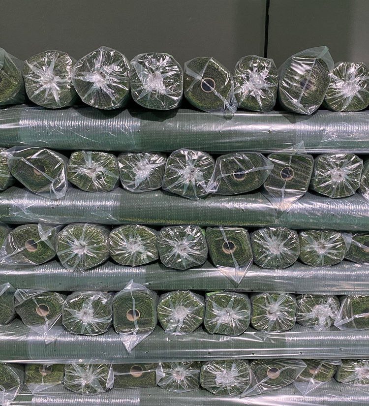 Cỏ Nhân Tạo Giá Cạnh Tranh cho Bóng Đá và Golf, Chiều Cao Sợi 50mm và 20mm, Làm từ PE và PP cho Sân Thể Thao