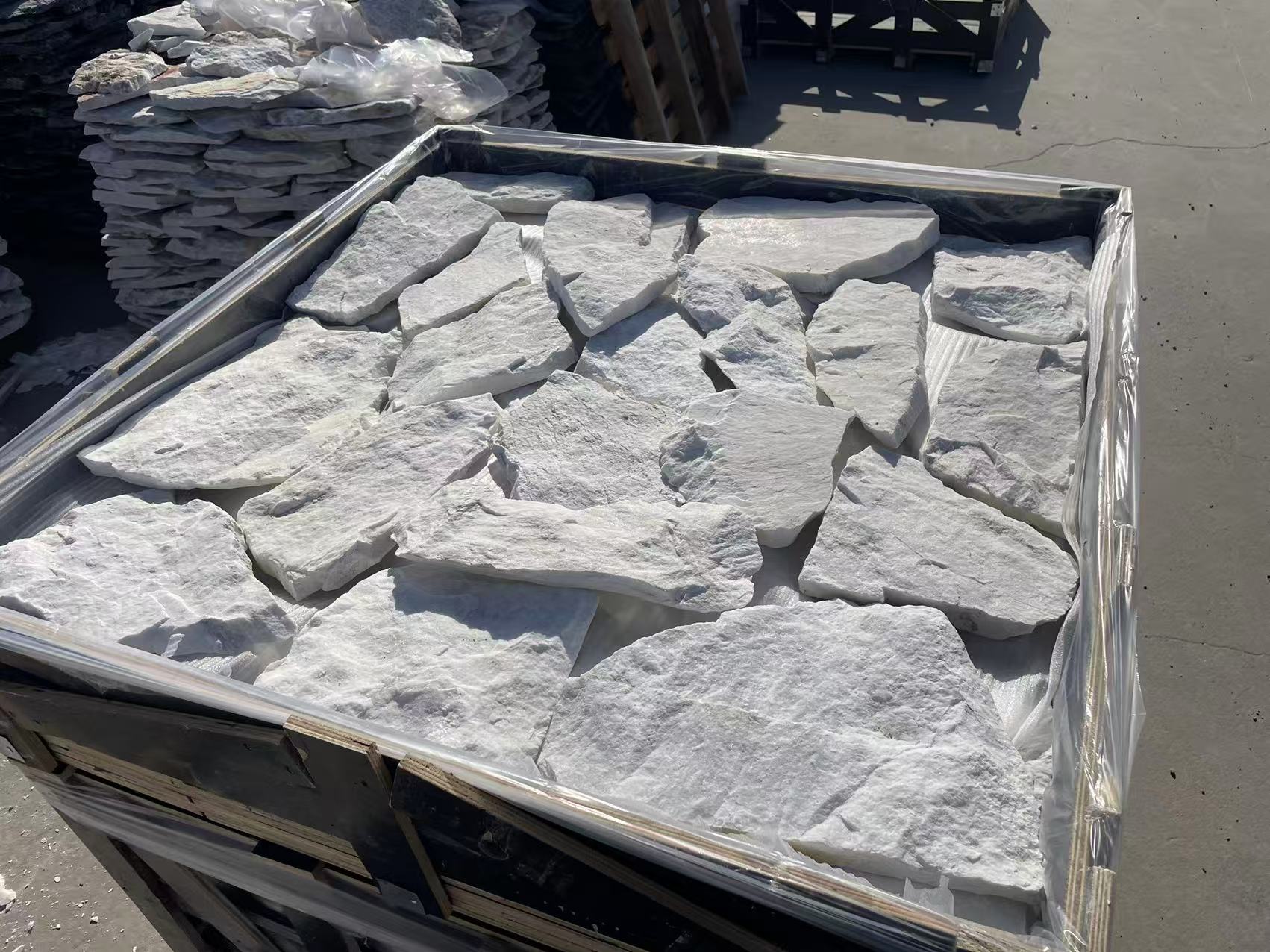 Tấm ốp đá tự nhiên trang trí mặt tiền nhà màu trắng