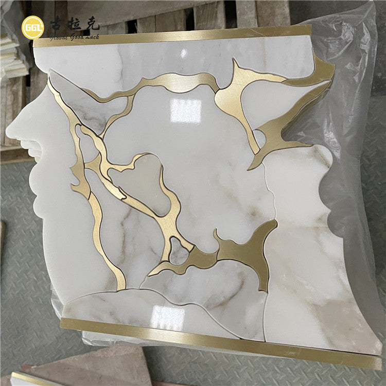 Gạch Mosaic Cắt Tia Nước Đá Cẩm Thạch Calacatta Vàng Phối Đường Đồng Thau Thiết Kế Sang Trọng Trang Trí Nội Thất