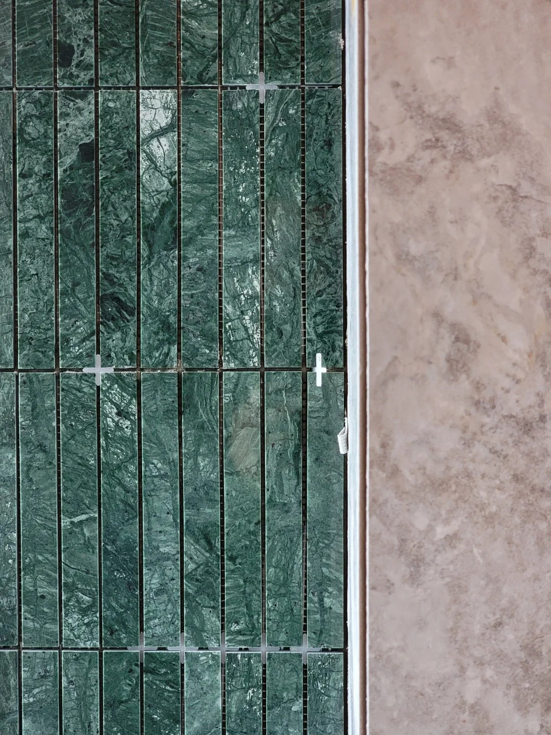 Gạch ốp tường Mosaic đá cẩm thạch Bianco Carrara xẻ rãnh, bề mặt bóng, dành cho tấm ốp cửa biệt thự mài mờ và khu vực tắm, bảo hành 1 năm, bút chì tùy chỉnh.