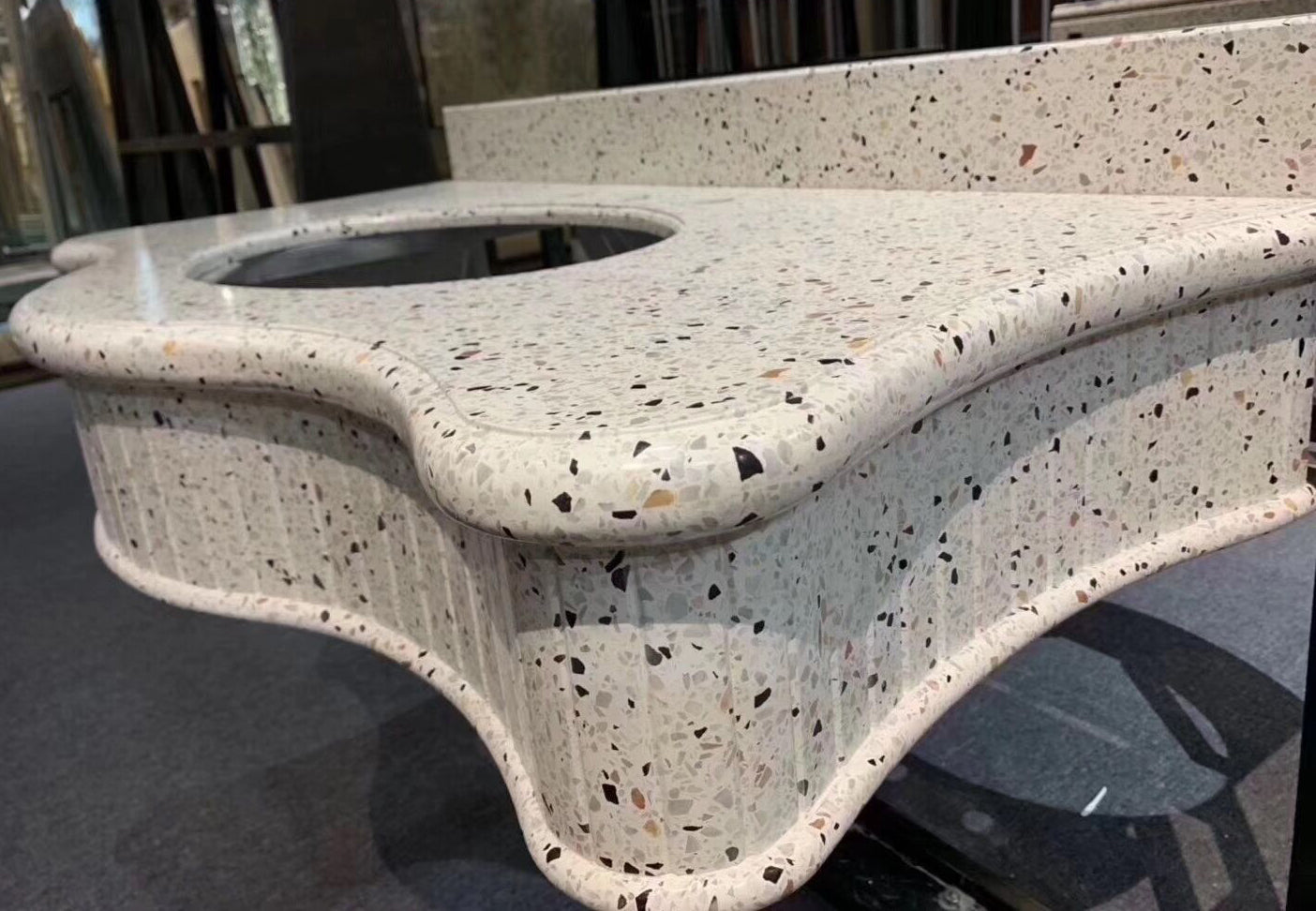 Mặt bàn và bồn rửa bếp đá nung kết vân cẩm thạch trắng kiểu đá ốp tường