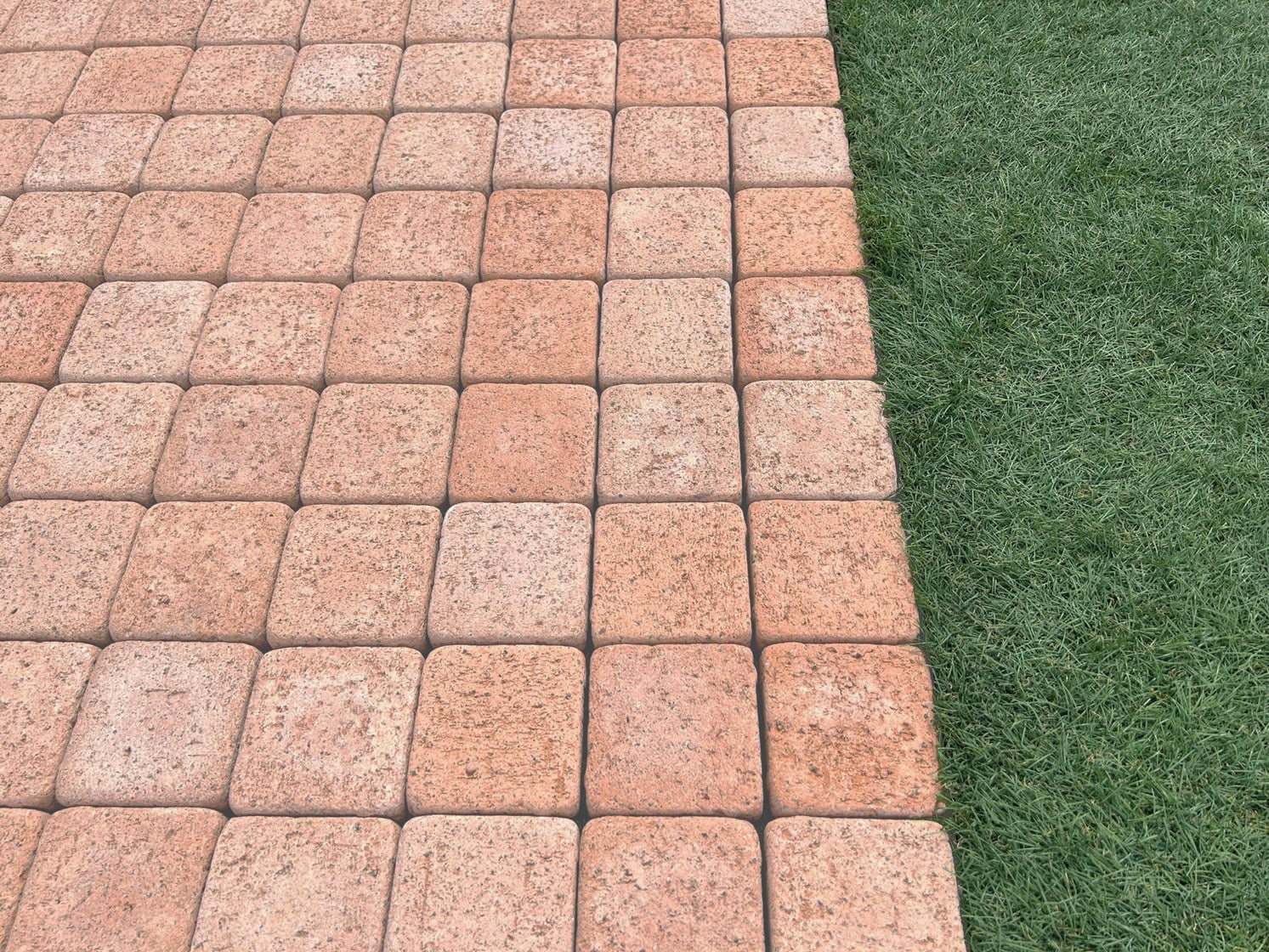 Gạch hai màu lát sân vườn ngoài trời bê tông đỏ vuông mỏng 30mm 98x98mm, mẫu P12-11, xuất xứ Nhật Bản, đang giảm giá