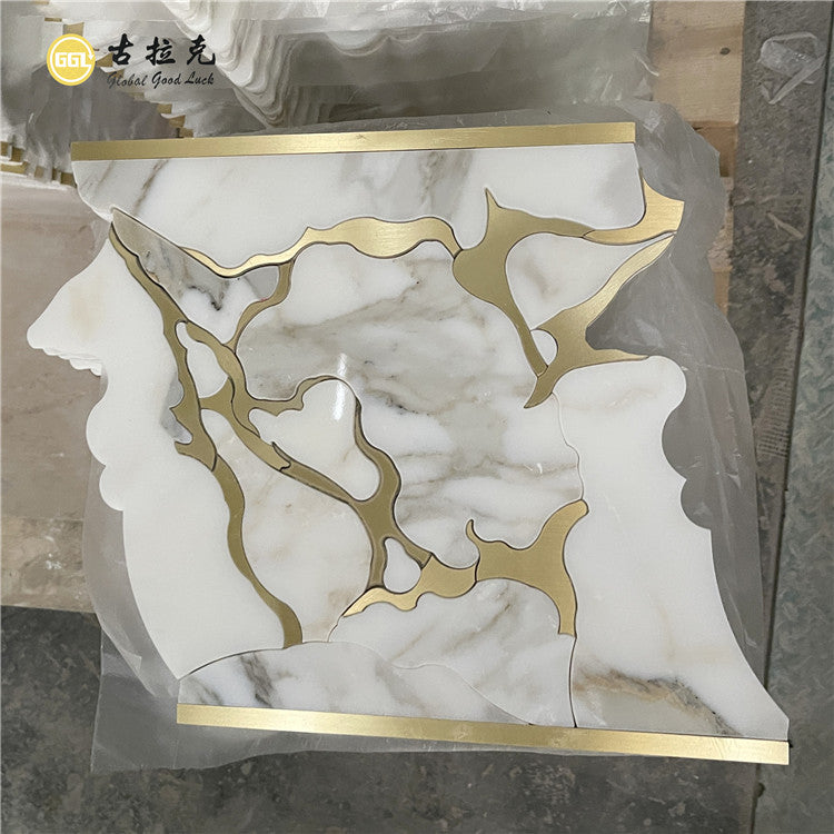 Gạch Mosaic Cắt Tia Nước Đá Cẩm Thạch Calacatta Vàng Phối Đường Đồng Thau Thiết Kế Sang Trọng Trang Trí Nội Thất