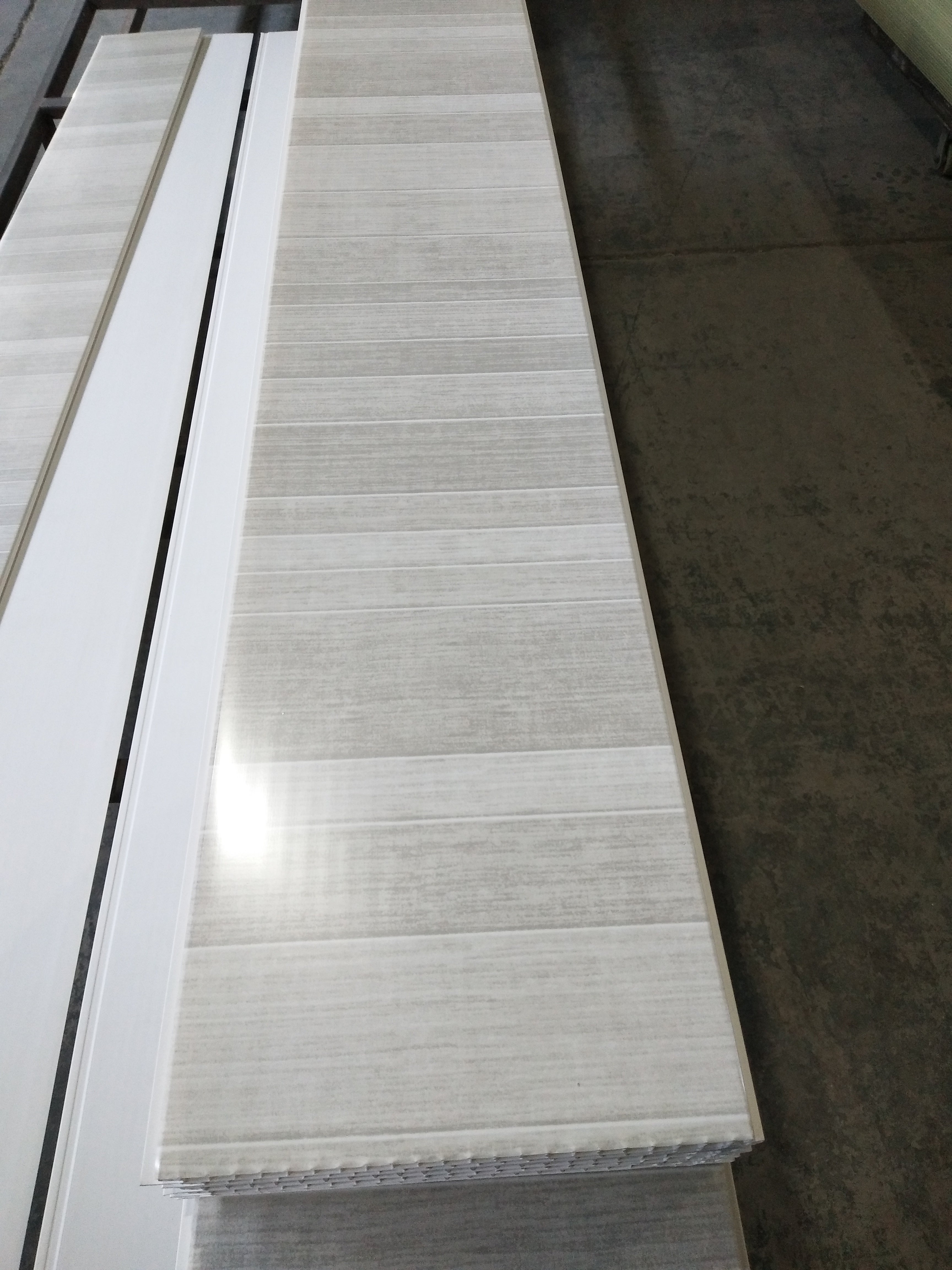 Tấm Trần PVC Trang Trí Rộng 250mm Kiểu Tấm Lợp Hiệu Ứng Gạch Mosaic Màu Xám Đậm cho Phòng Tắm
