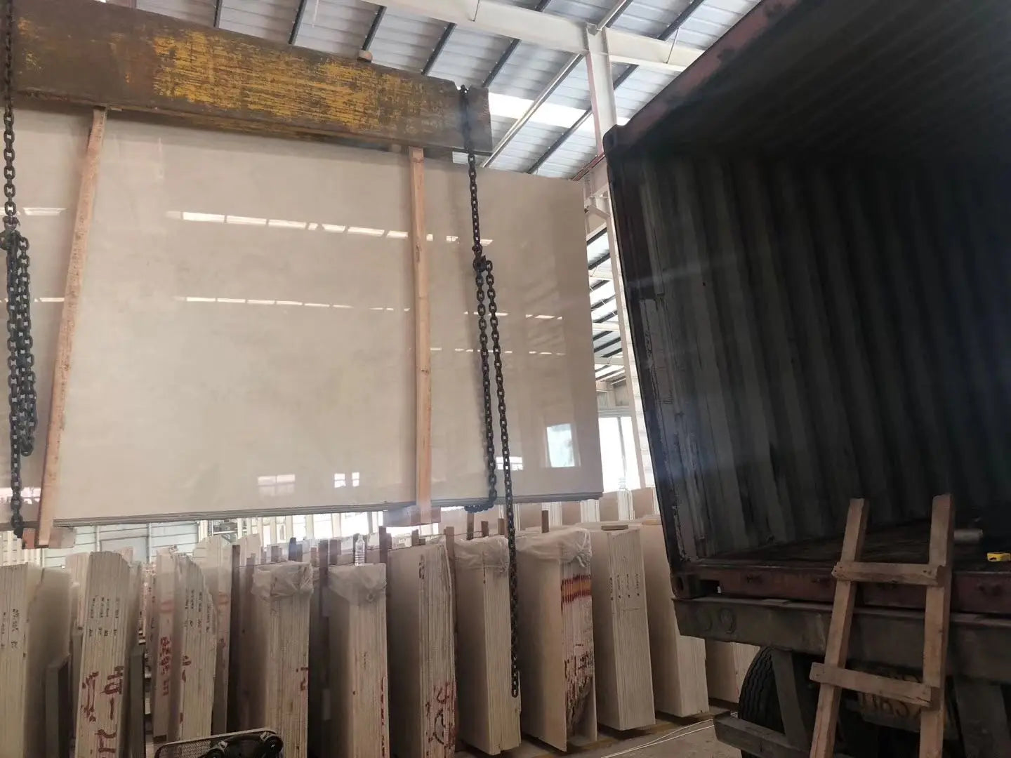 Tấm Ốp Tường Óc Chó Đen Sang Trọng