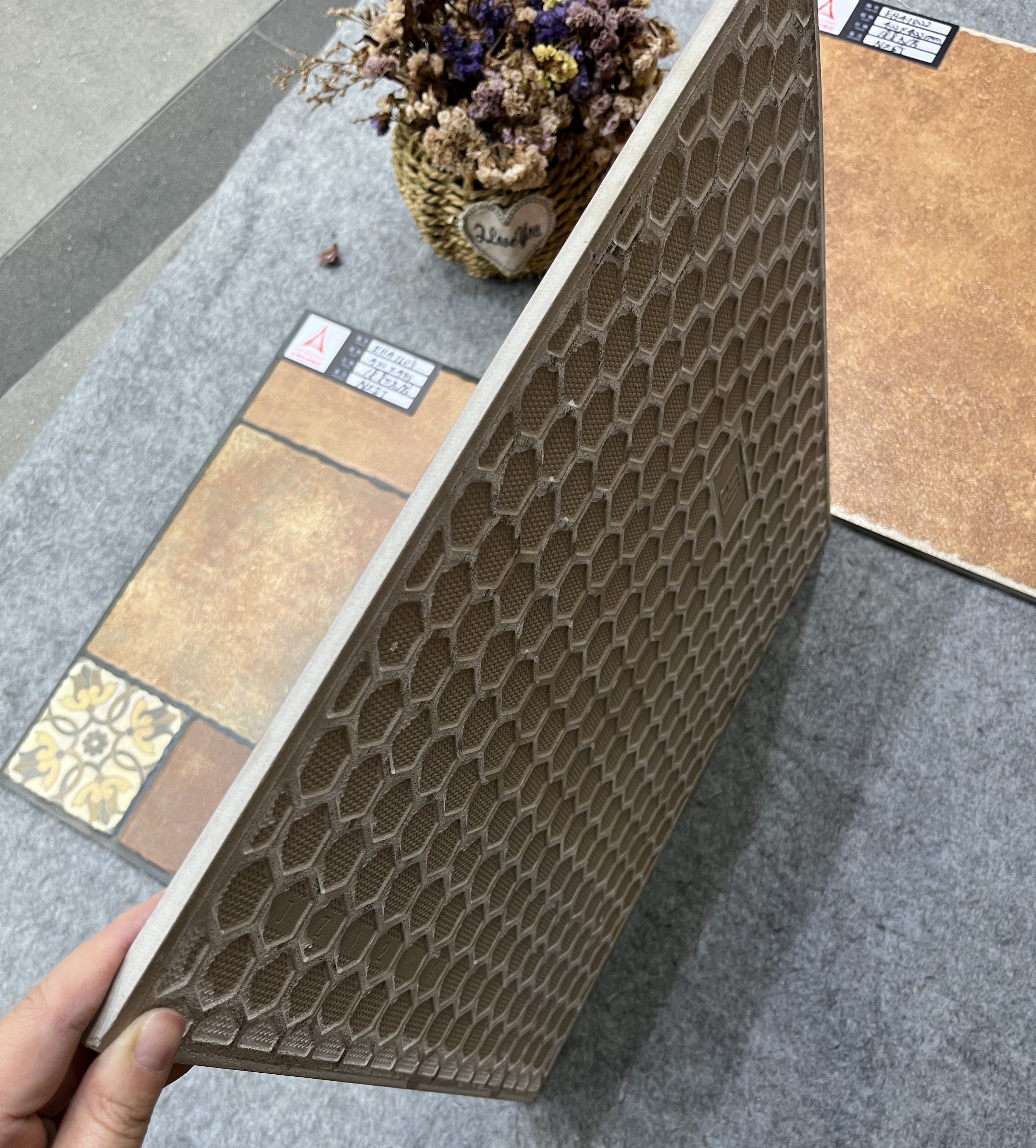 Gạch lát nền gốm đỏ đất nung kiểu Địa Trung Hải hiện đại 400x400, chống trơn