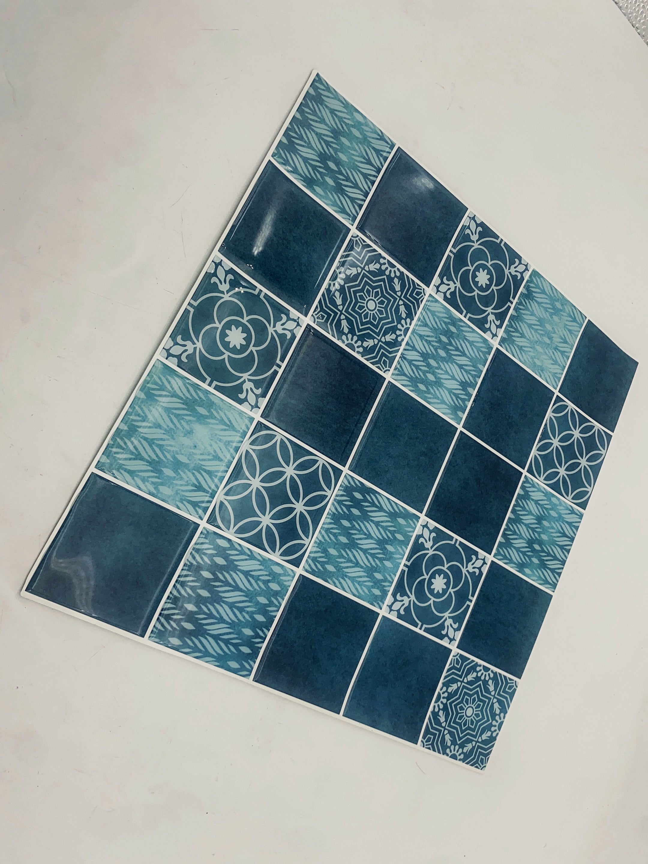 Tấm ốp tường PVC bóc dán họa tiết vảy cá hỗn hợp ốp backsplash