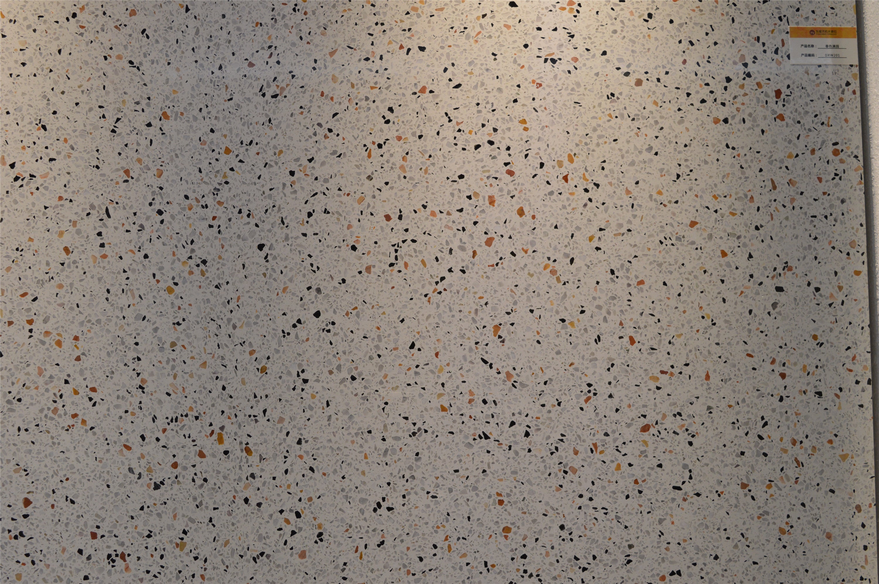 Mặt bàn và bồn rửa bếp đá nung kết vân cẩm thạch trắng kiểu đá ốp tường