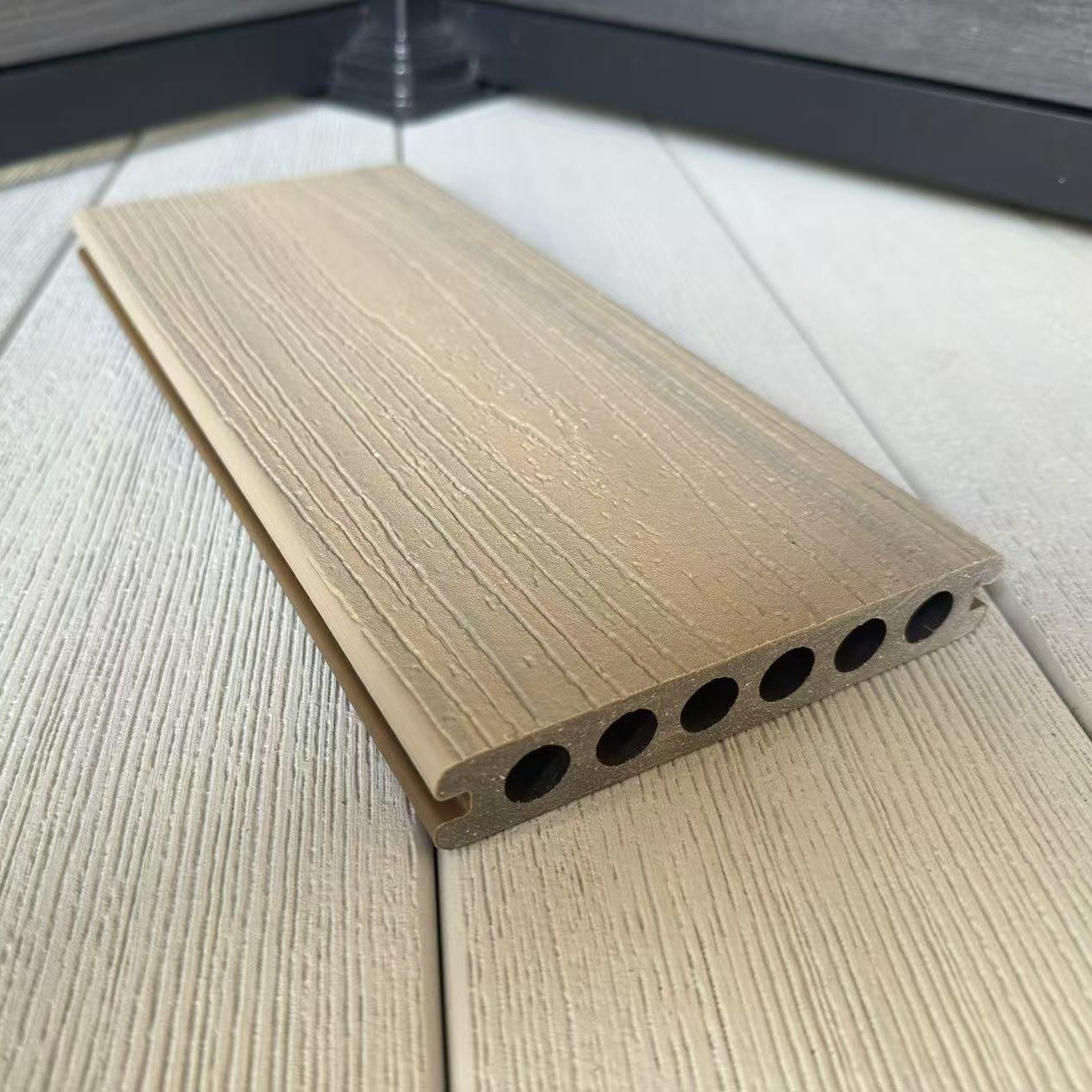 Sàn Gỗ Nhựa WPC Ngoài Trời Dập Nổi Vân Gỗ Rỗng Ruột Chống Thấm Nước