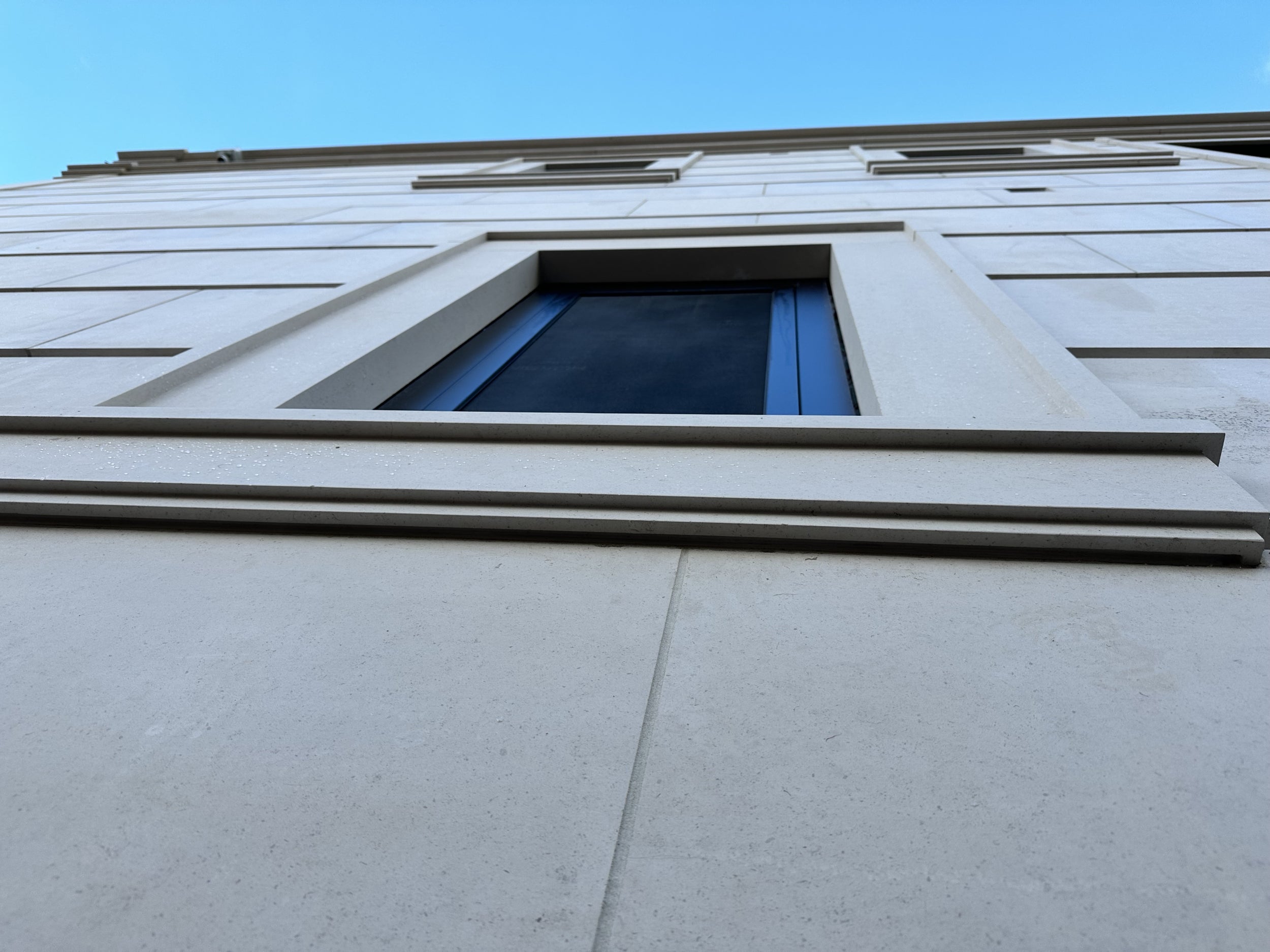 Mặt tiền công trình bằng đá vôi màu be Bồ Đào Nha chất lượng cao, thiết kế theo yêu cầu cho biệt thự