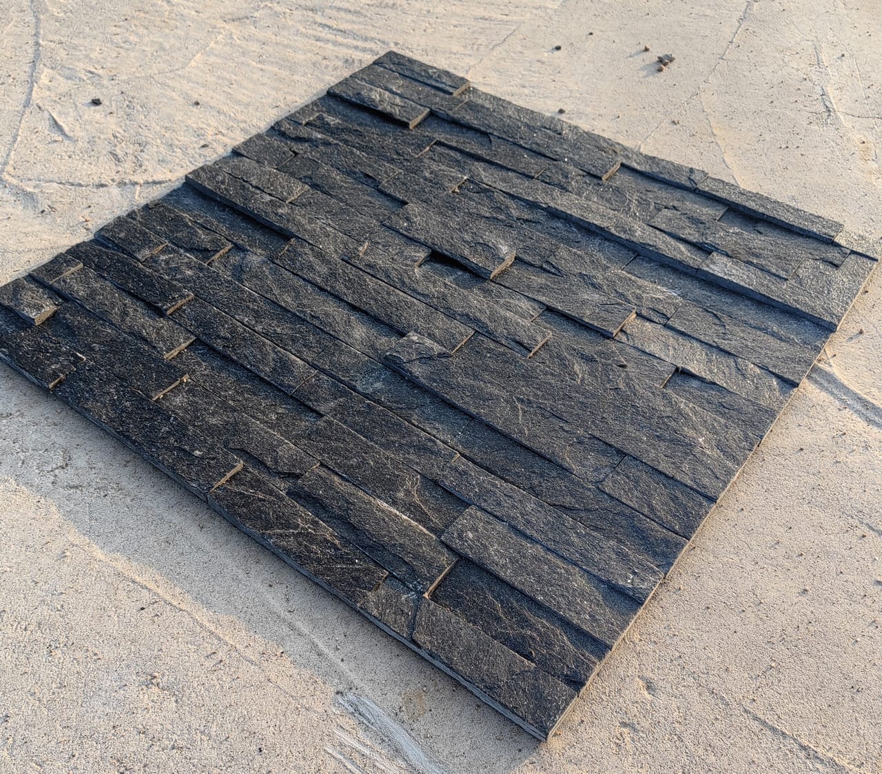 Tấm Ốp Tường Đá Quartzite Đen Ngoài Trời Sang Trọng – Thẩm Mỹ Cao Cấp với Thiết Kế Đá Phiến Cao Cấp