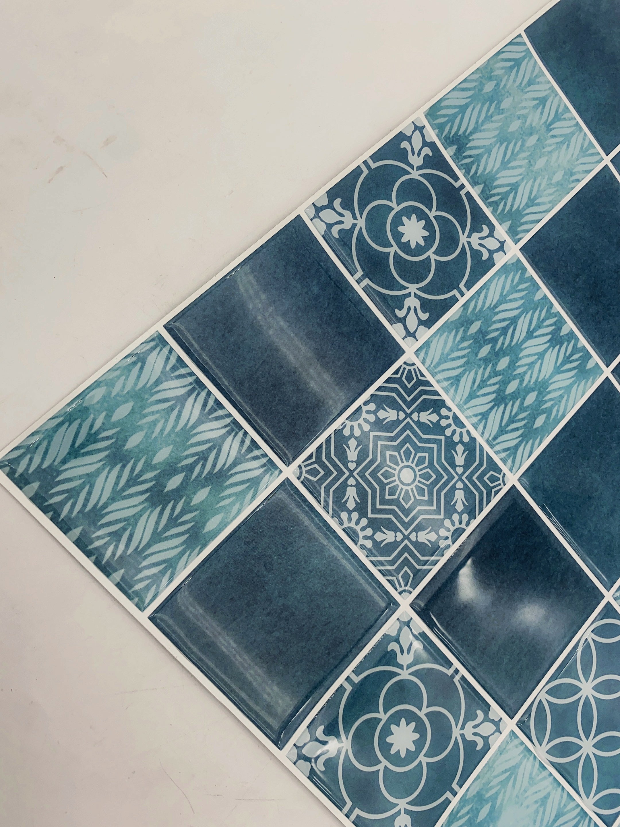 Tấm ốp tường PVC bóc dán họa tiết vảy cá hỗn hợp ốp backsplash