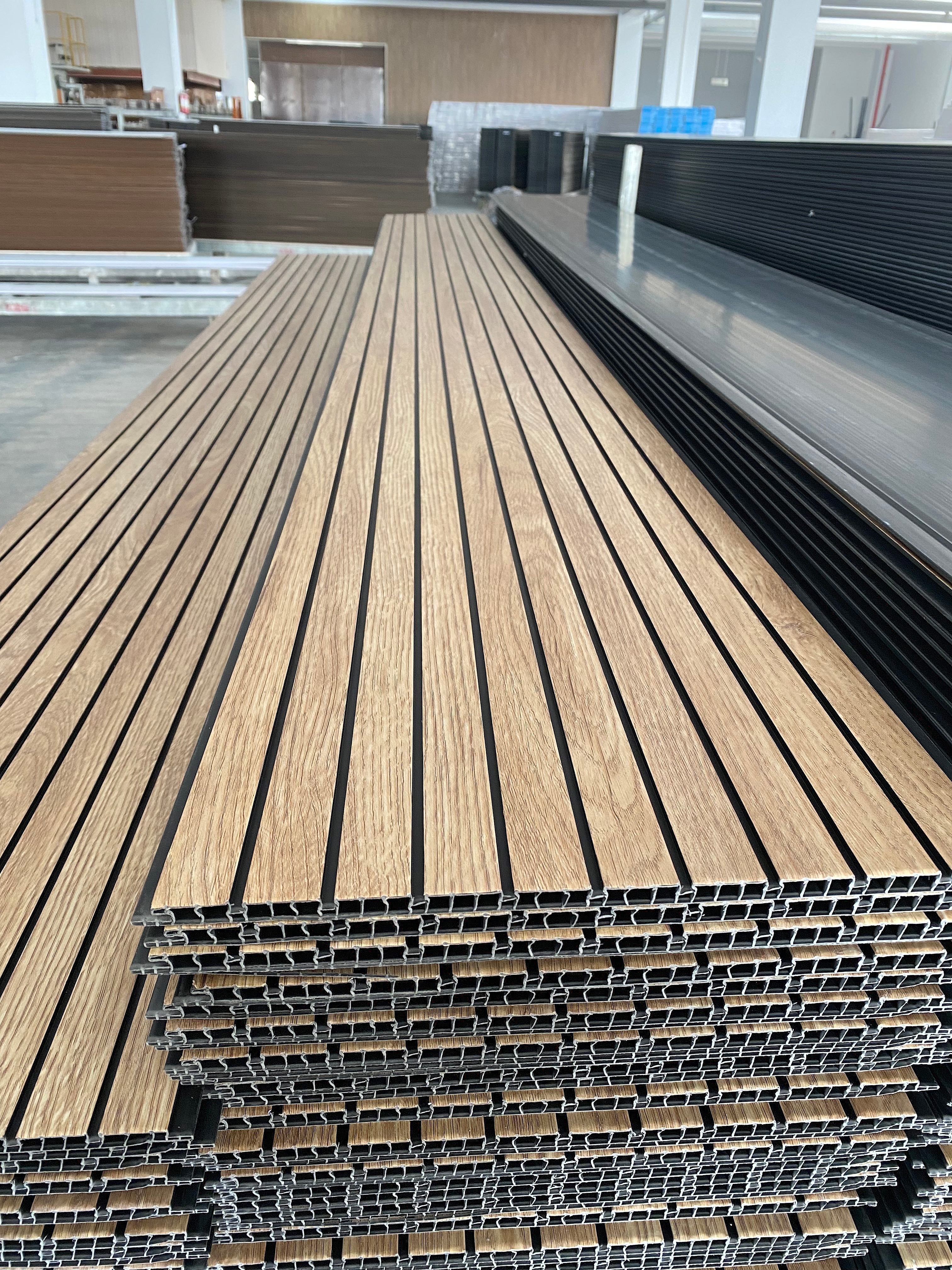 Tấm ốp PVC vân sáo phủ nhựa đen nội thất