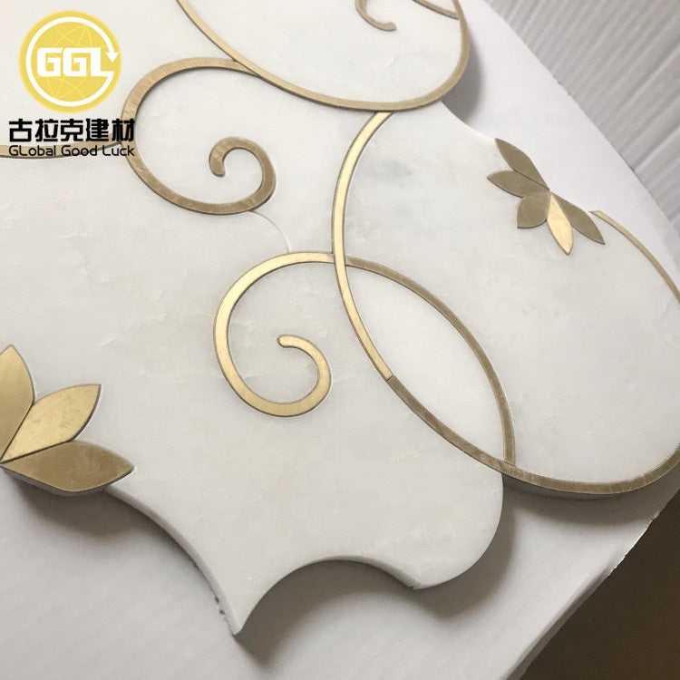 Gạch mosaic hình dạng không đều phối đá cẩm thạch trắng Thassos và hoa đồng thau