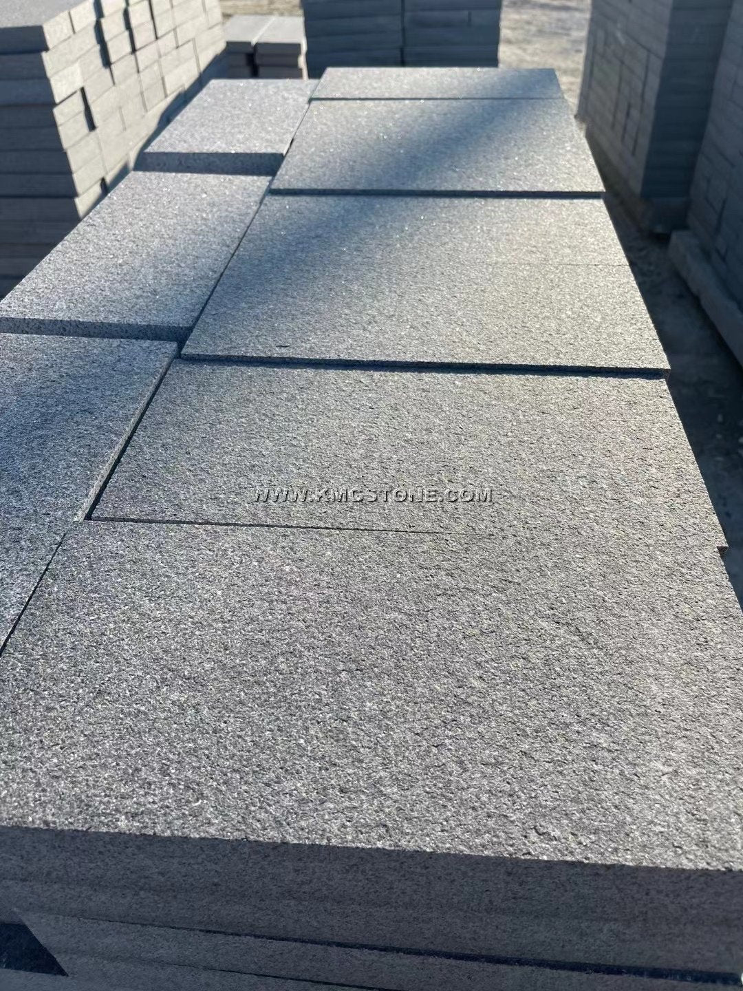 Gạch Tấm Bazan Đen Tự Nhiên Thiết Kế Khò Lửa Hiện Đại Chất Lượng Cao Bền Bỉ Cho Các Dự Án Bếp, Ngoài Trời, Ngoại Thất Giá Tốt