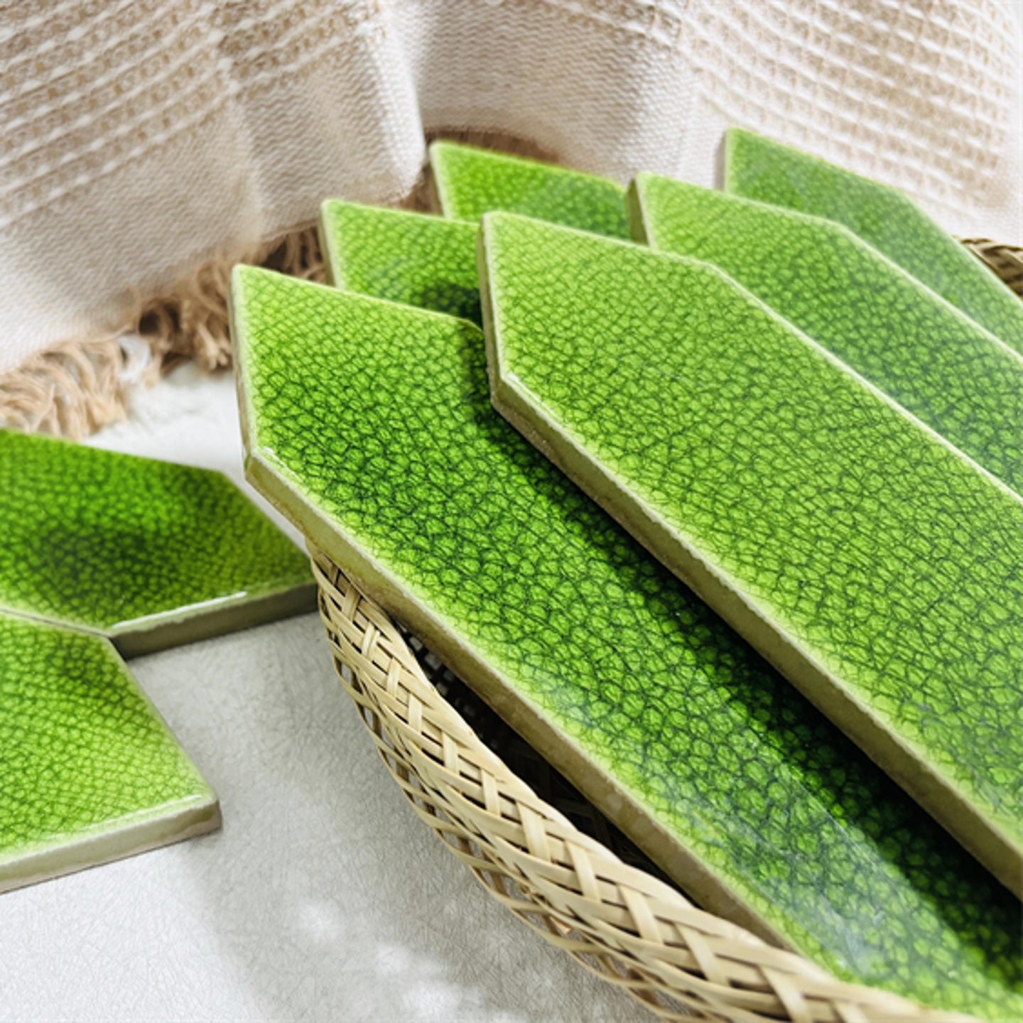 Gạch ốp tường mosaic gốm sứ đặc men rạn băng xanh ngọc kiểu châu Âu