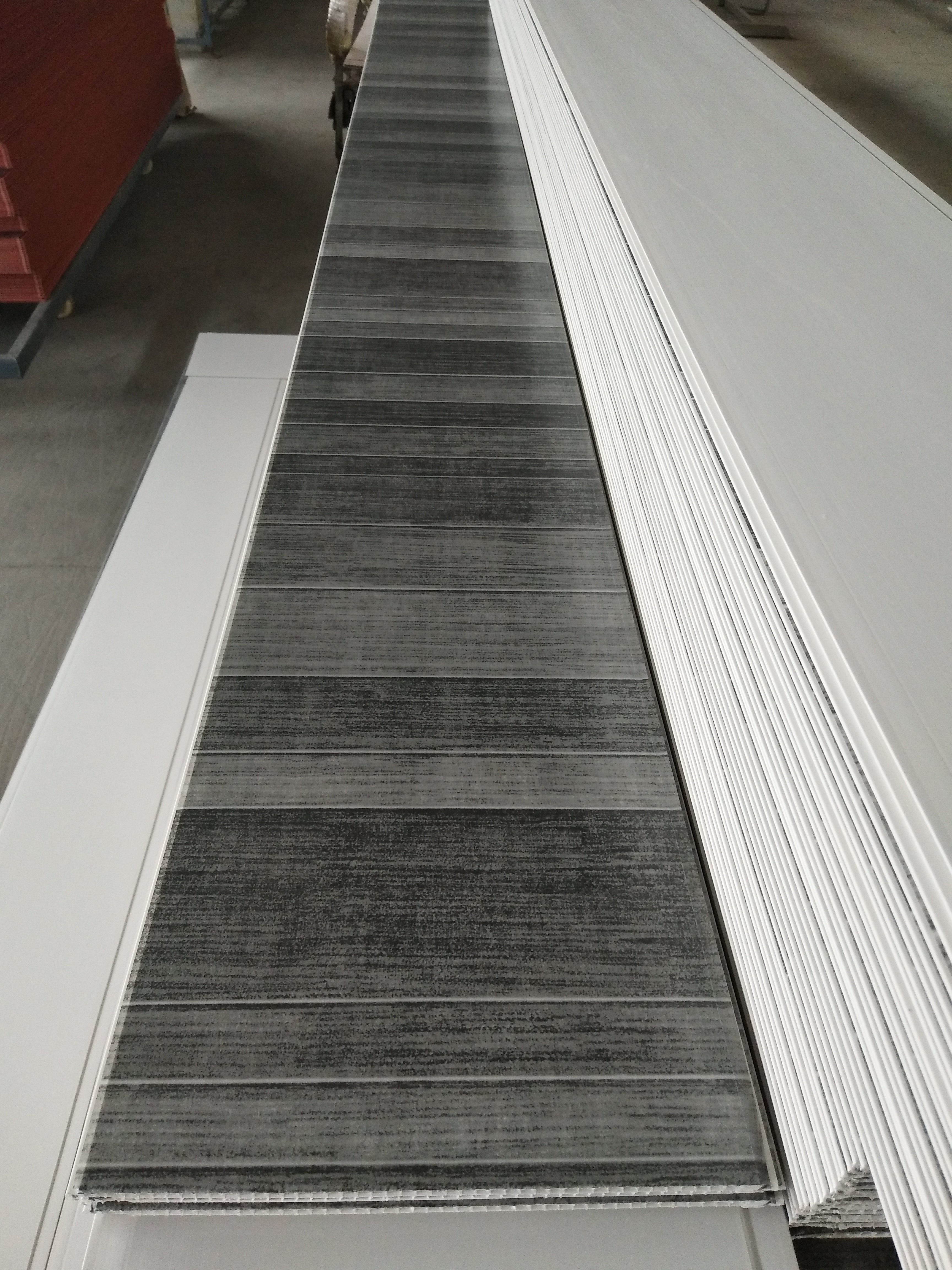 Tấm Trần PVC Trang Trí Rộng 250mm Kiểu Tấm Lợp Hiệu Ứng Gạch Mosaic Màu Xám Đậm cho Phòng Tắm