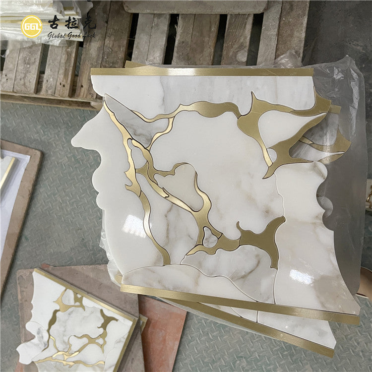 Gạch Mosaic Cắt Tia Nước Đá Cẩm Thạch Calacatta Vàng Phối Đường Đồng Thau Thiết Kế Sang Trọng Trang Trí Nội Thất
