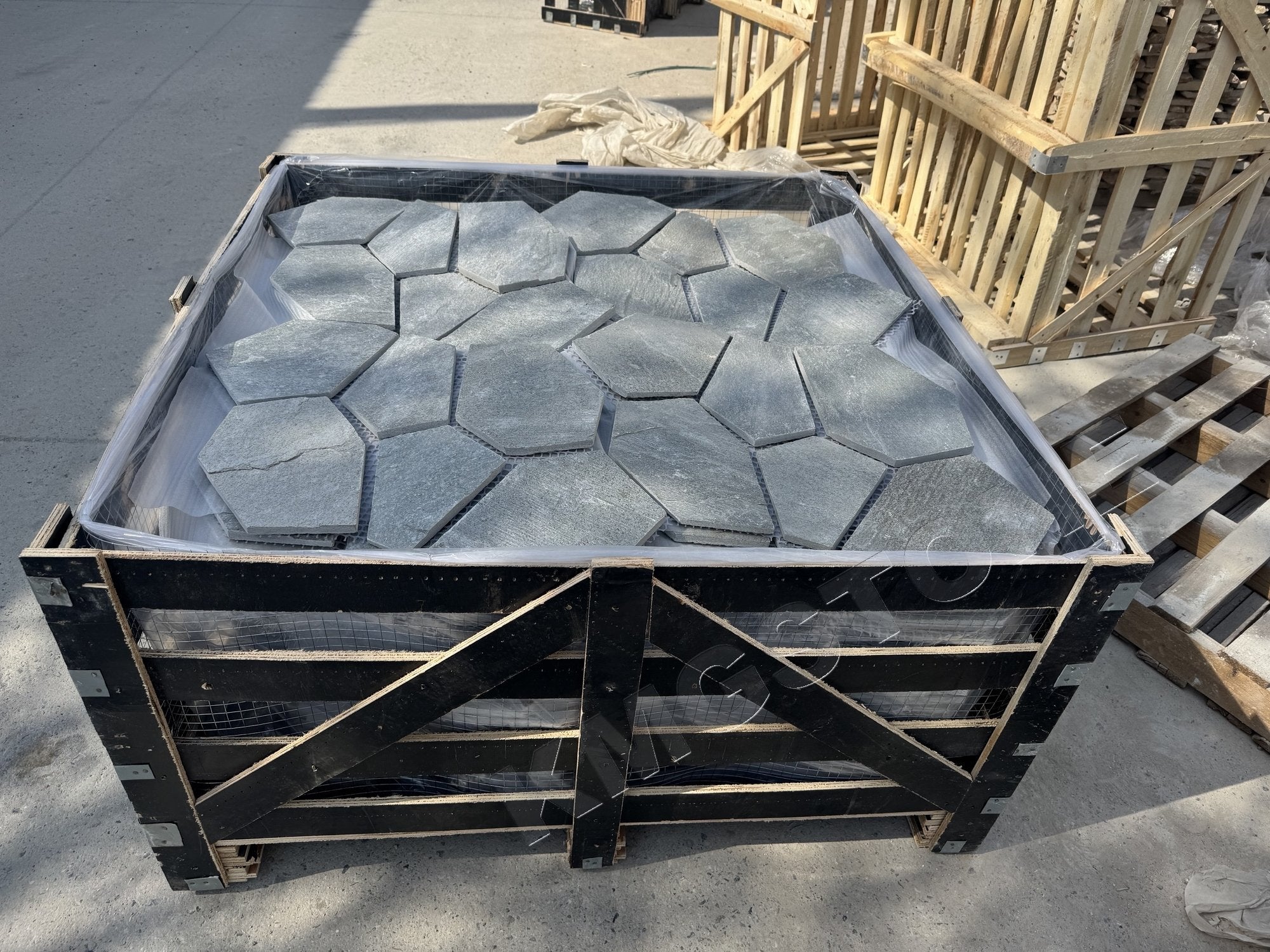 Đá Phiến Đen Tự Nhiên Dạng Tấm Lát Chẻ Ngẫu Hứng (Crazy Paving) Bền Cho Cảnh Quan Sân Vườn Lối Đi Ngoài Trời