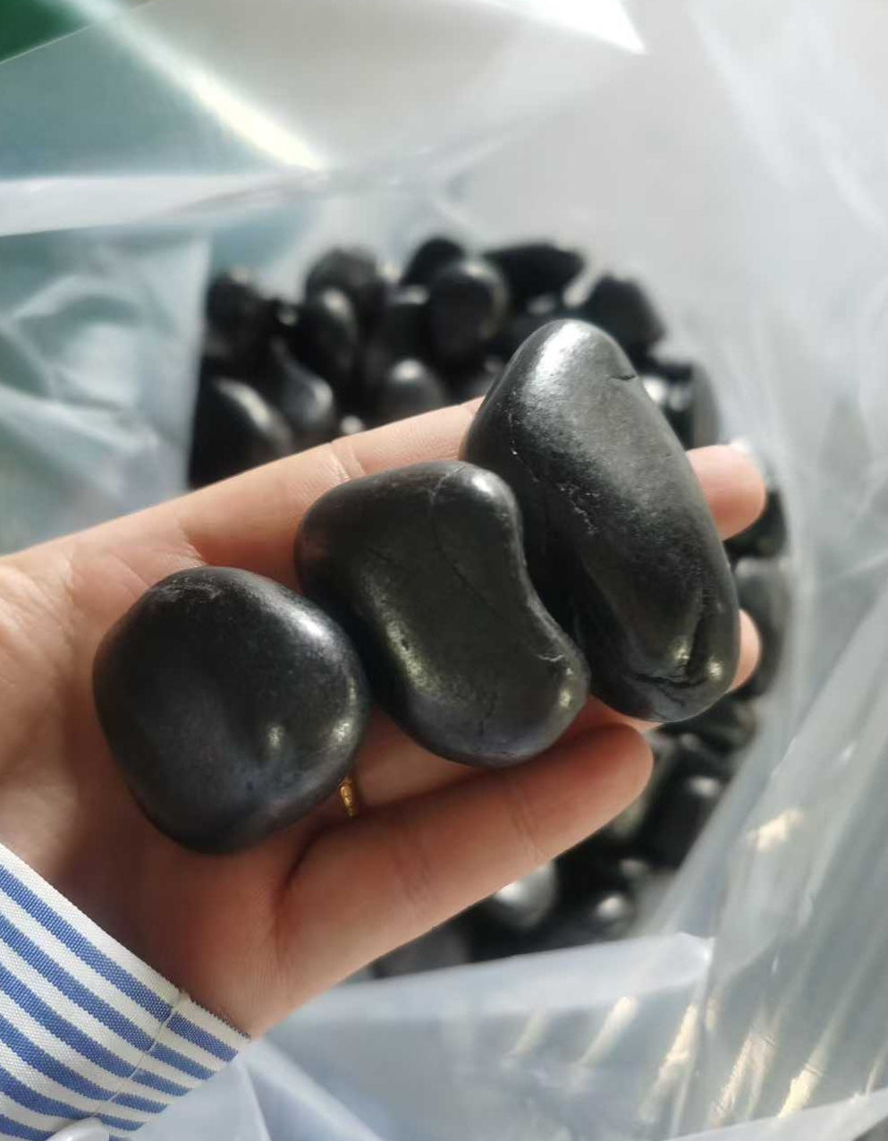 Đá cuội và sỏi đá sông tự nhiên mài bóng đen