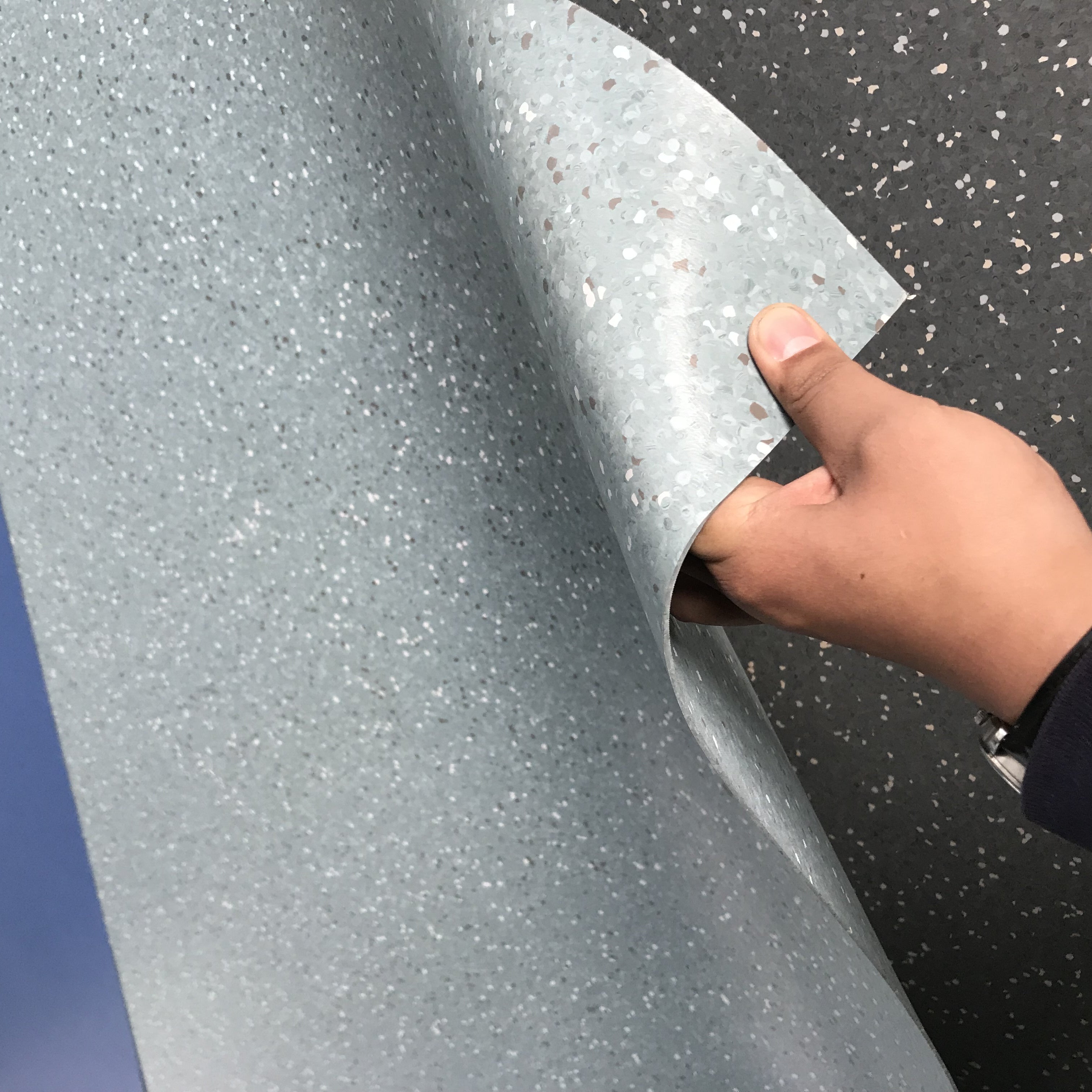 Tấm trải sàn PVC đa lớp dạng thảm dùng trong nhà