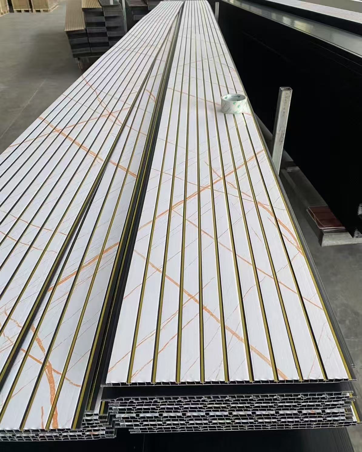 Tấm ốp tường Pvc trang trí chống thấm nước, Tấm ốp tường Pvc có rãnh màu đen vàng, Tấm ốp Pvc có rãnh