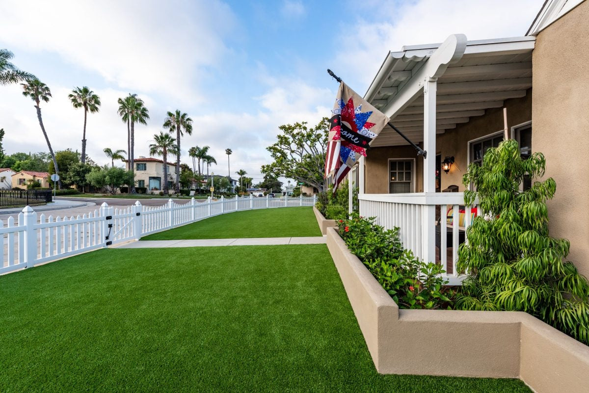 Cỏ Nhân Tạo Giá Cạnh Tranh cho Bóng Đá và Golf, Chiều Cao Sợi 50mm và 20mm, Làm từ PE và PP cho Sân Thể Thao