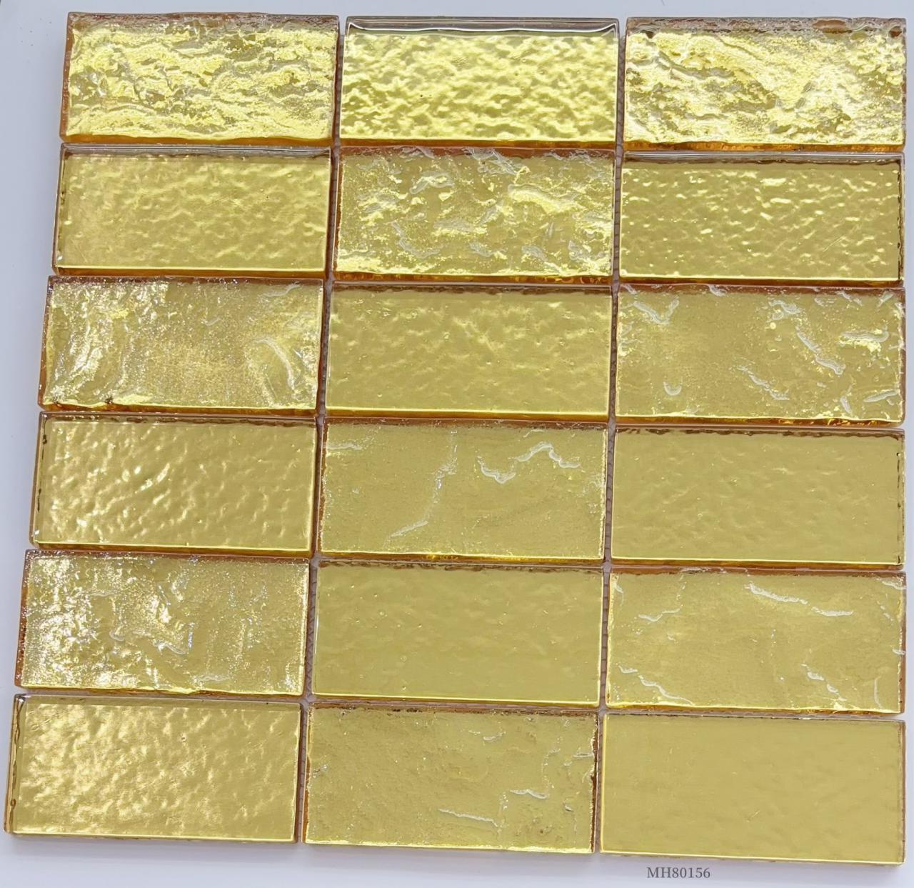 Gạch Mosaic Lá Vàng Lấp Lánh Sang Trọng Dùng Cho Các Mảng Tường Điểm Nhấn Sảnh Khách Sạn Cao Cấp