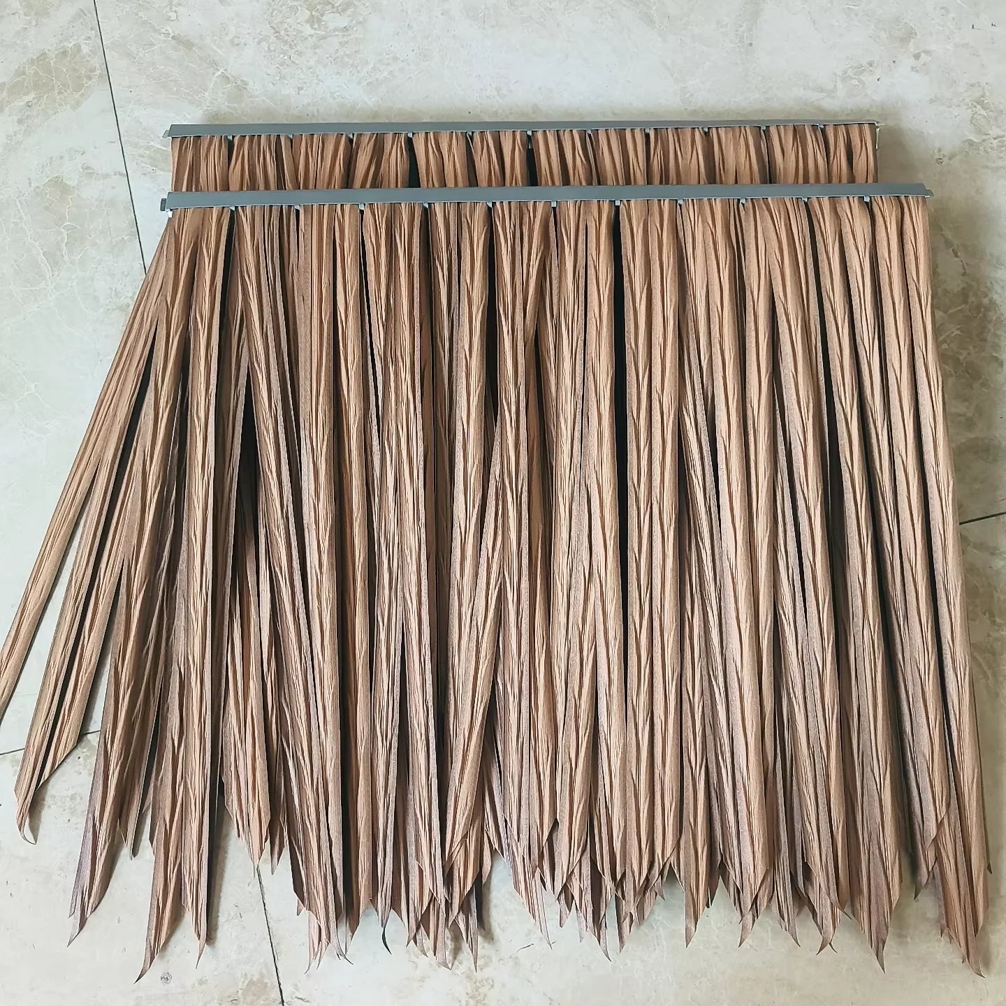 China Eco Friendly Extrusion Plastic Fireproof Artificial Synthetic Straw Thatch Roof Tiles for Villa Decorate