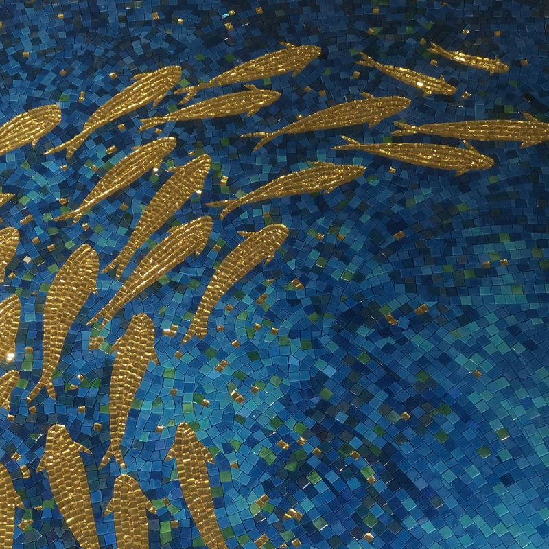 Tranh khảm kính pha lê họa tiết cá vàng sông xanh trang trí đẹp mắt