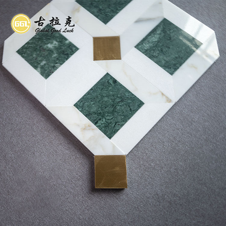 Gạch mosaic cắt tia nước bằng đá Calacatta Gold và Verde Affai kết hợp đồng thau dùng cho trang trí tường và sàn nội thất