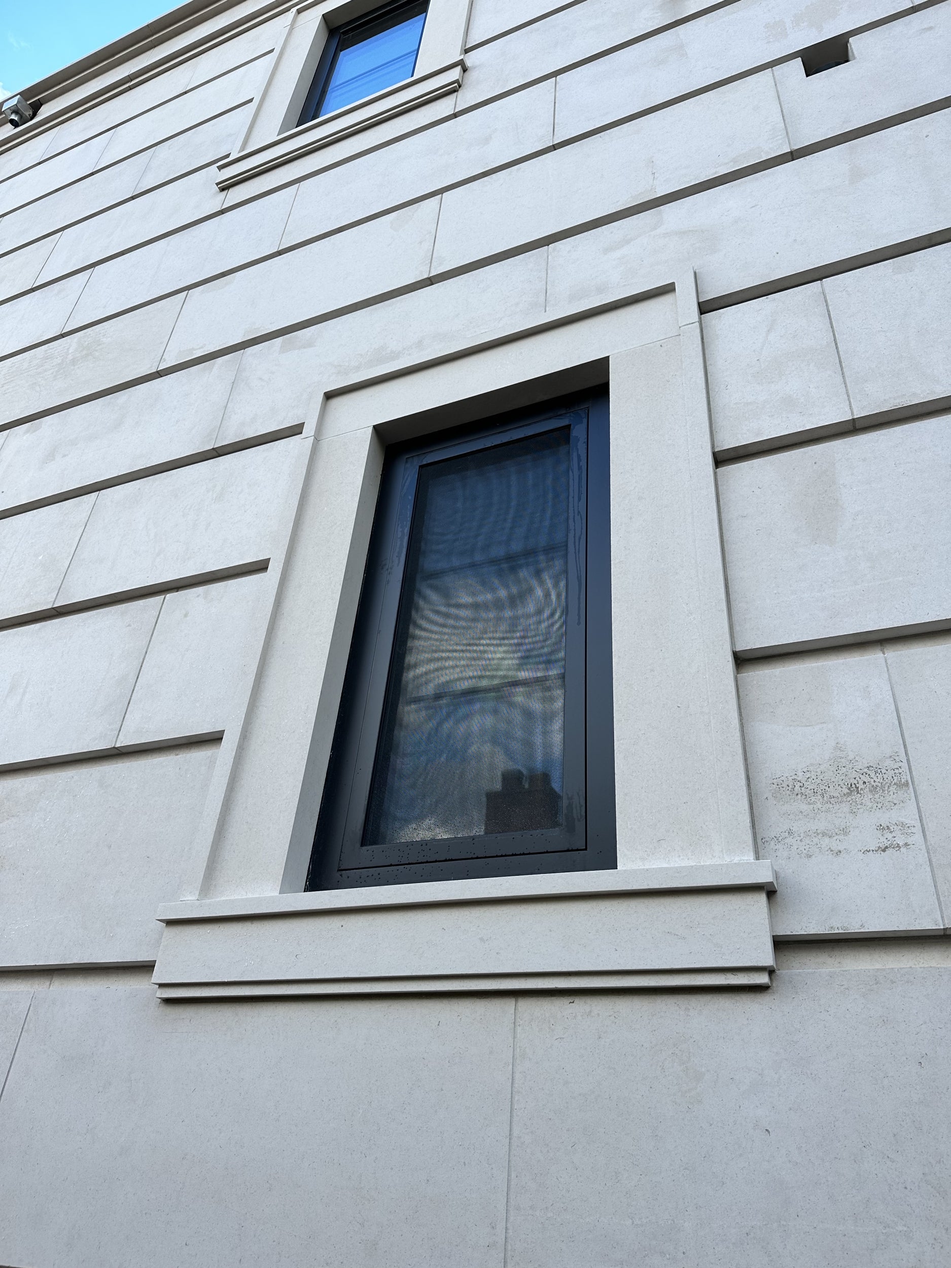 Mặt tiền công trình bằng đá vôi màu be Bồ Đào Nha chất lượng cao, thiết kế theo yêu cầu cho biệt thự