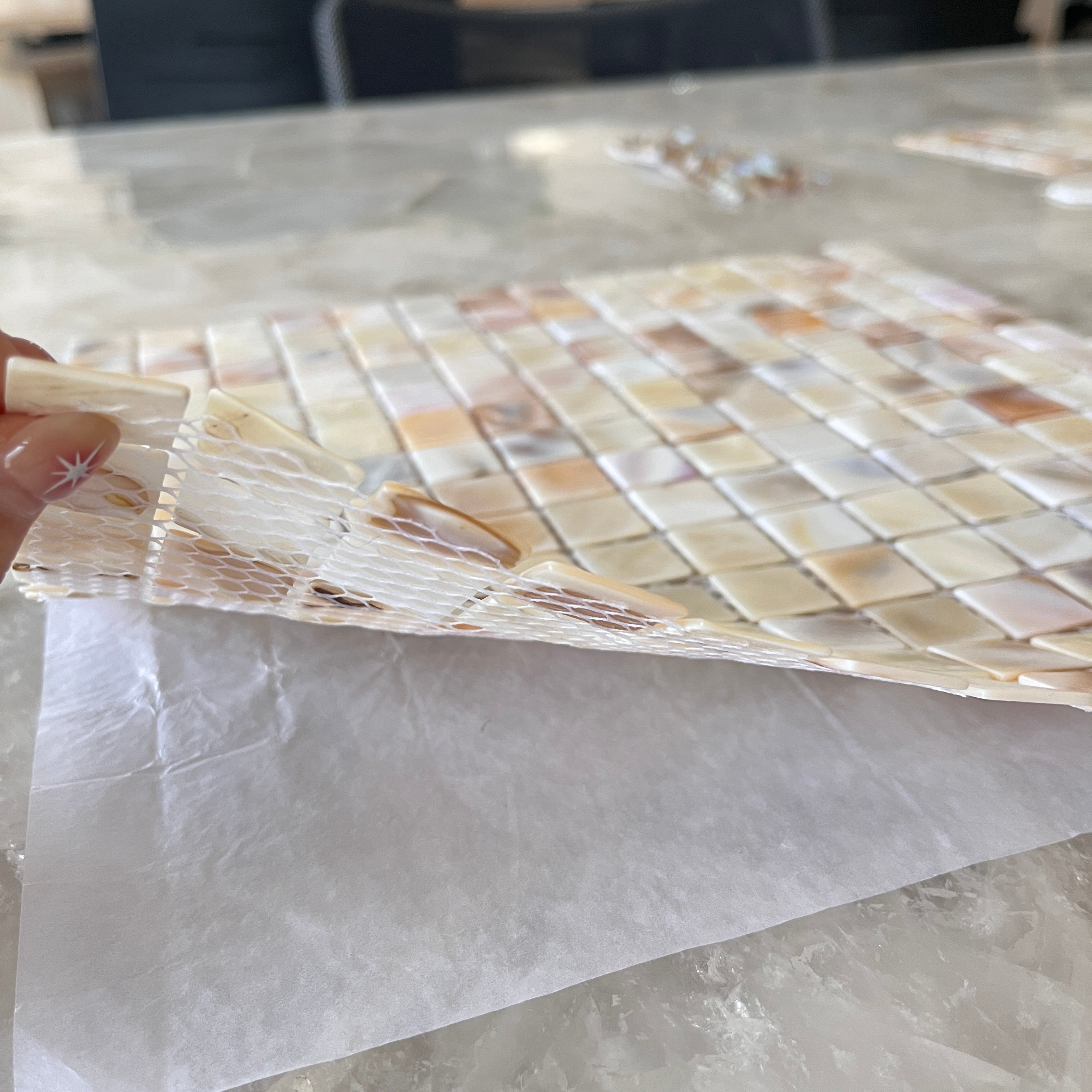 Gạch Mosaic vỏ ngọc trai tự nhiên dán bóc ốp tường