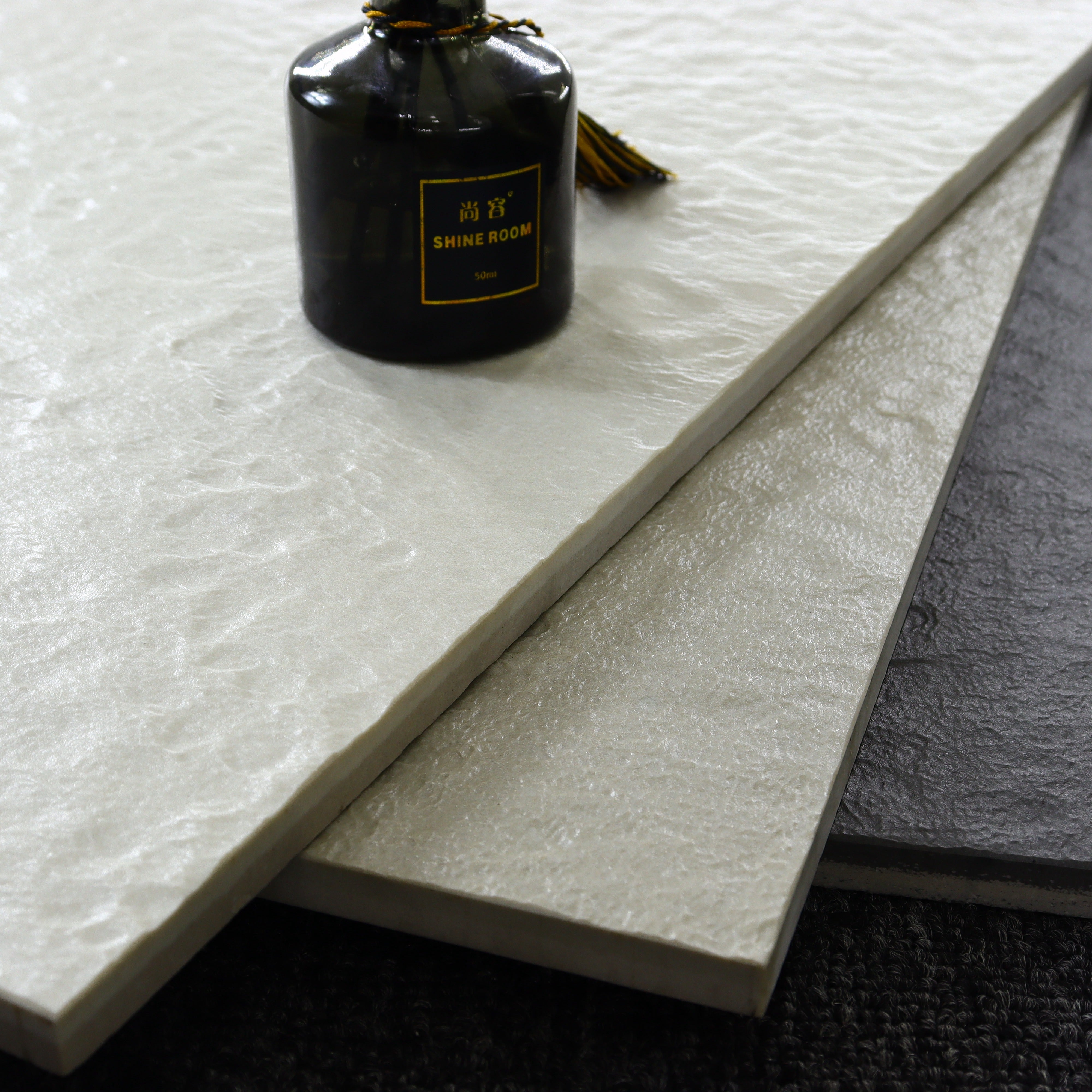 Gạch sứ tráng men bóng đồng chất và Gạch lát sàn xương sứ hai lớp