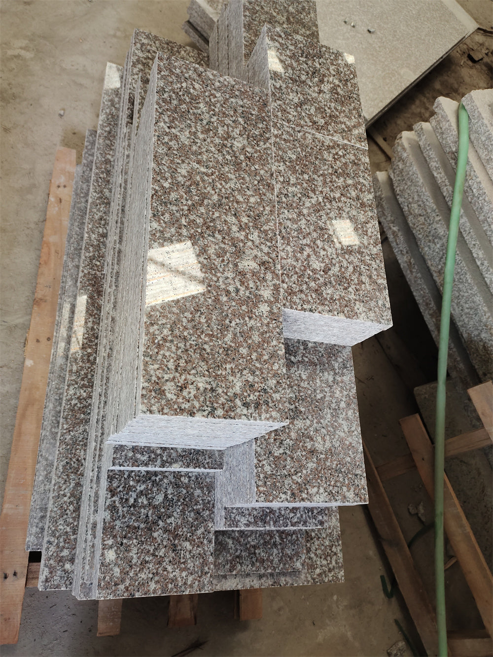 Bậc cầu thang đá Granite G664 Porrino hồng tự nhiên đánh bóng, Trung Quốc, giá thấp, thích hợp cho trong nhà và ngoài trời