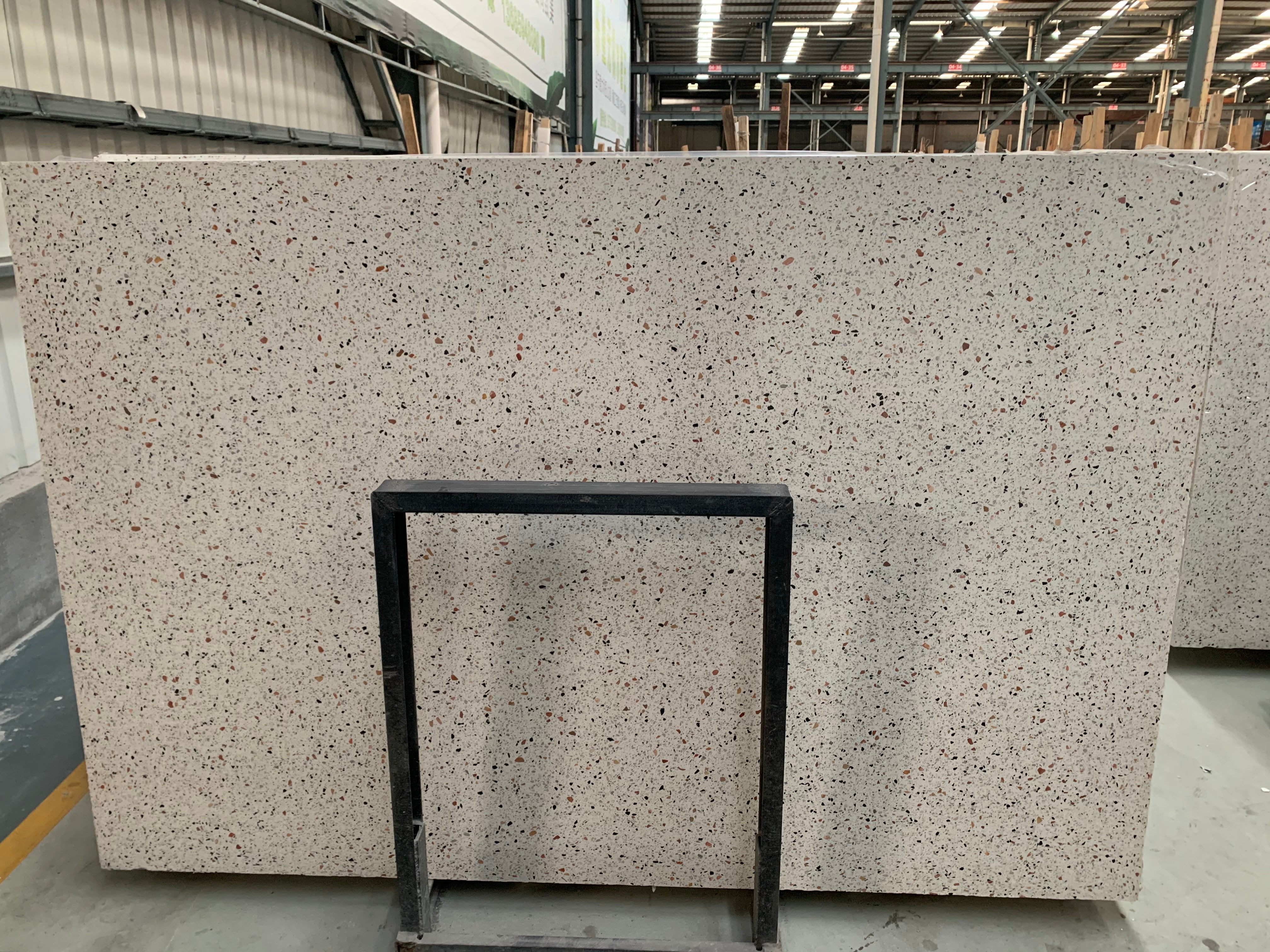 Mặt bàn và bồn rửa bếp đá nung kết vân cẩm thạch trắng kiểu đá ốp tường