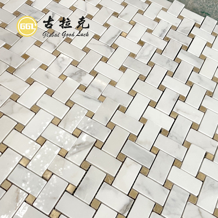 Gạch mosaic đá cẩm thạch trắng Calacatta dạng dệt rổ điểm đồng dùng để trang trí tường & sàn nội thất