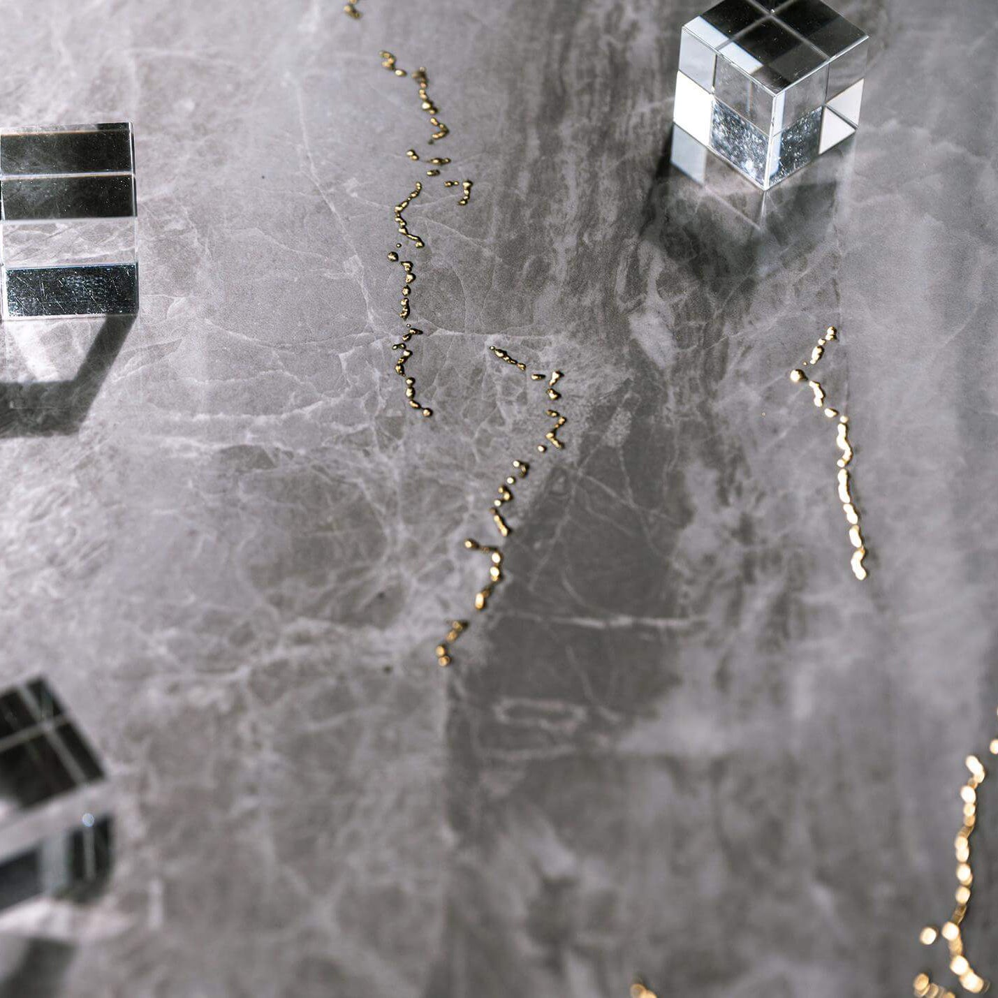 Gạch lát Sang trọng Chống trượt Dát vàng Vân đá cẩm thạch dành cho Cầu thang biệt thự hiện đại trong nhà, căn hộ và Thiết kế nội thất hiện đại