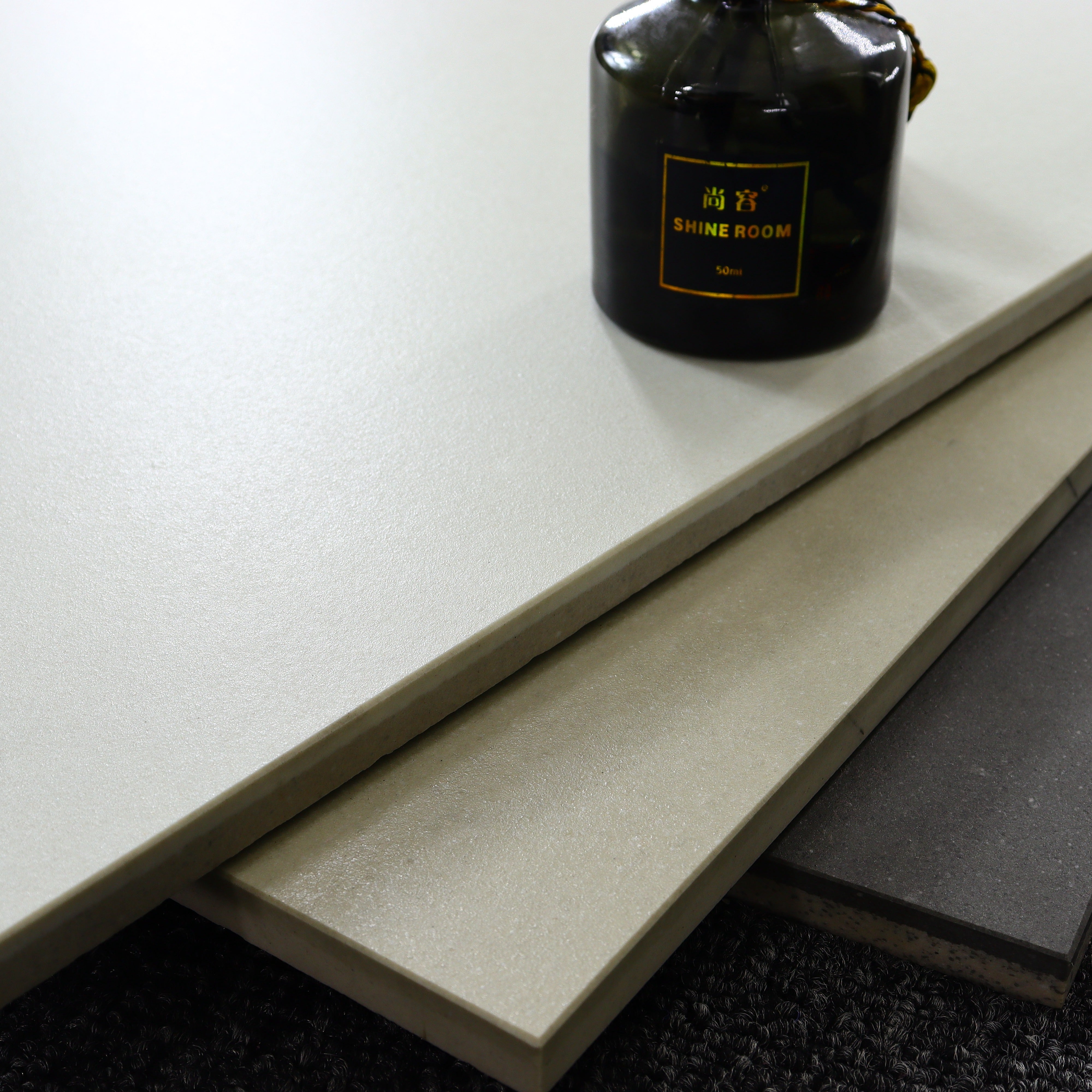 Gạch sứ tráng men bóng đồng chất và Gạch lát sàn xương sứ hai lớp