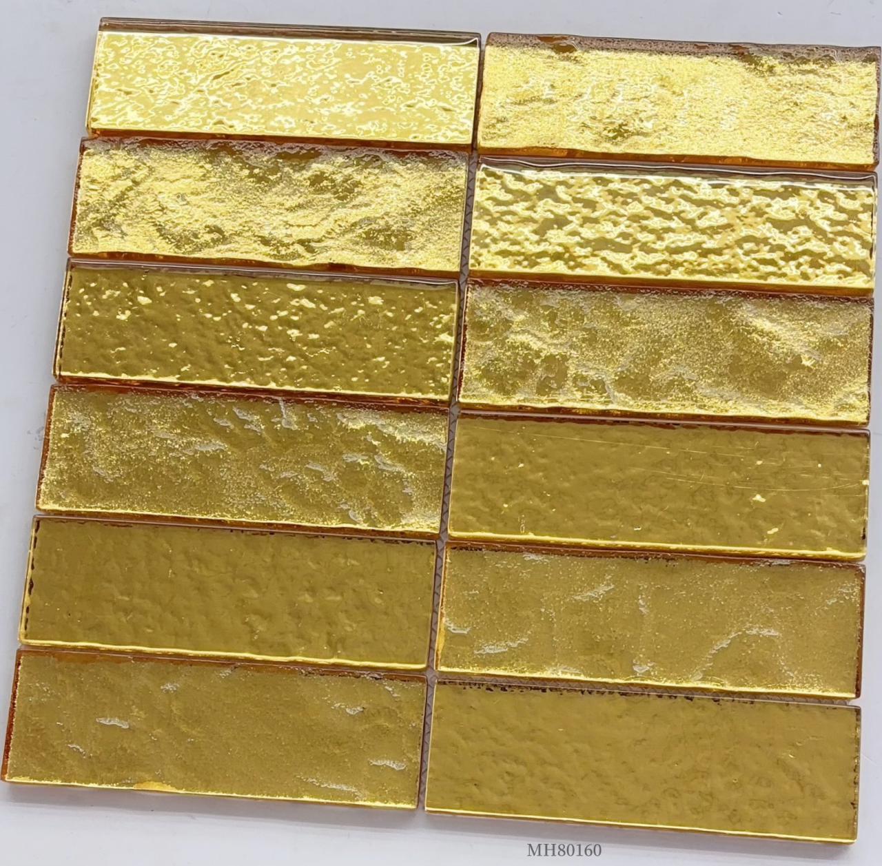 Gạch Mosaic Lá Vàng Lấp Lánh Sang Trọng Dùng Cho Các Mảng Tường Điểm Nhấn Sảnh Khách Sạn Cao Cấp