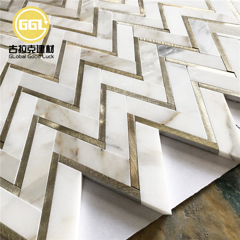 Gạch Mosaic Hình Xương Cá Calacatta Gold Phối Đồng Thau