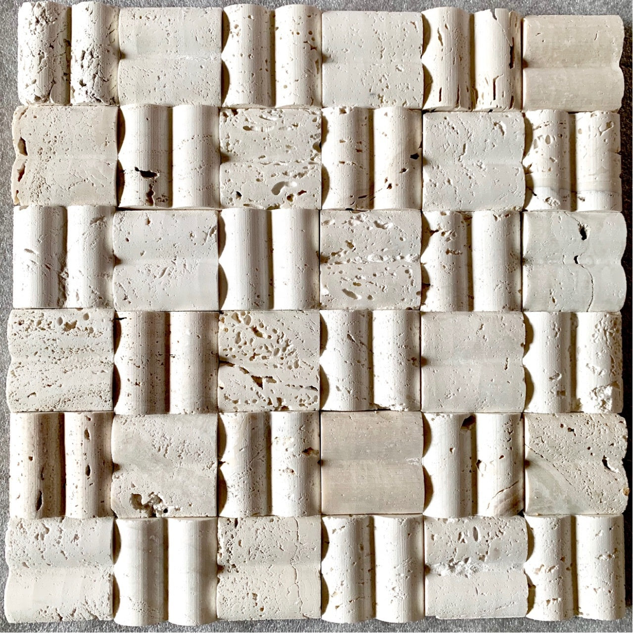 Tường nền chụp ảnh đánh bóng gạch mosaic đá Travertine vàng thiết kế hiện đại, thân thiện môi trường, đạo cụ đá thô 1 năm tuổi