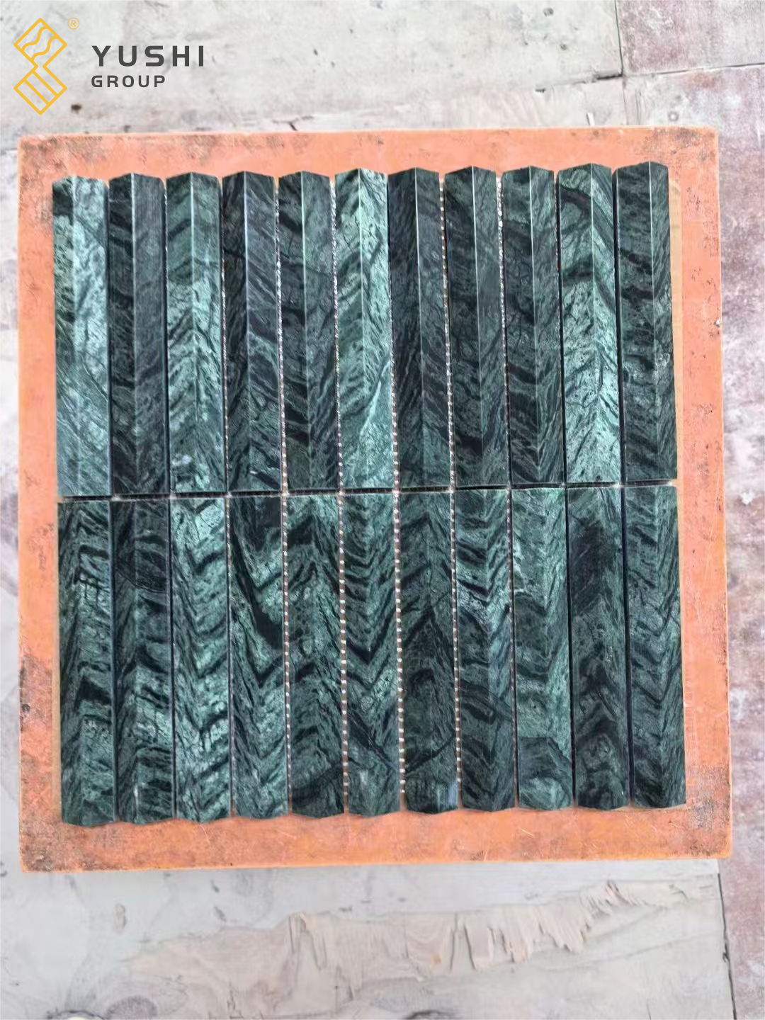 YUSHI Sang trọng Gạch mosaic đá cẩm thạch tự nhiên hình dải bề mặt lồi lõm cho tường ốp nội thất khách sạn hiện đại