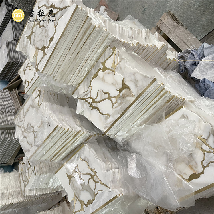 Gạch Mosaic Cắt Tia Nước Đá Cẩm Thạch Calacatta Vàng Phối Đường Đồng Thau Thiết Kế Sang Trọng Trang Trí Nội Thất
