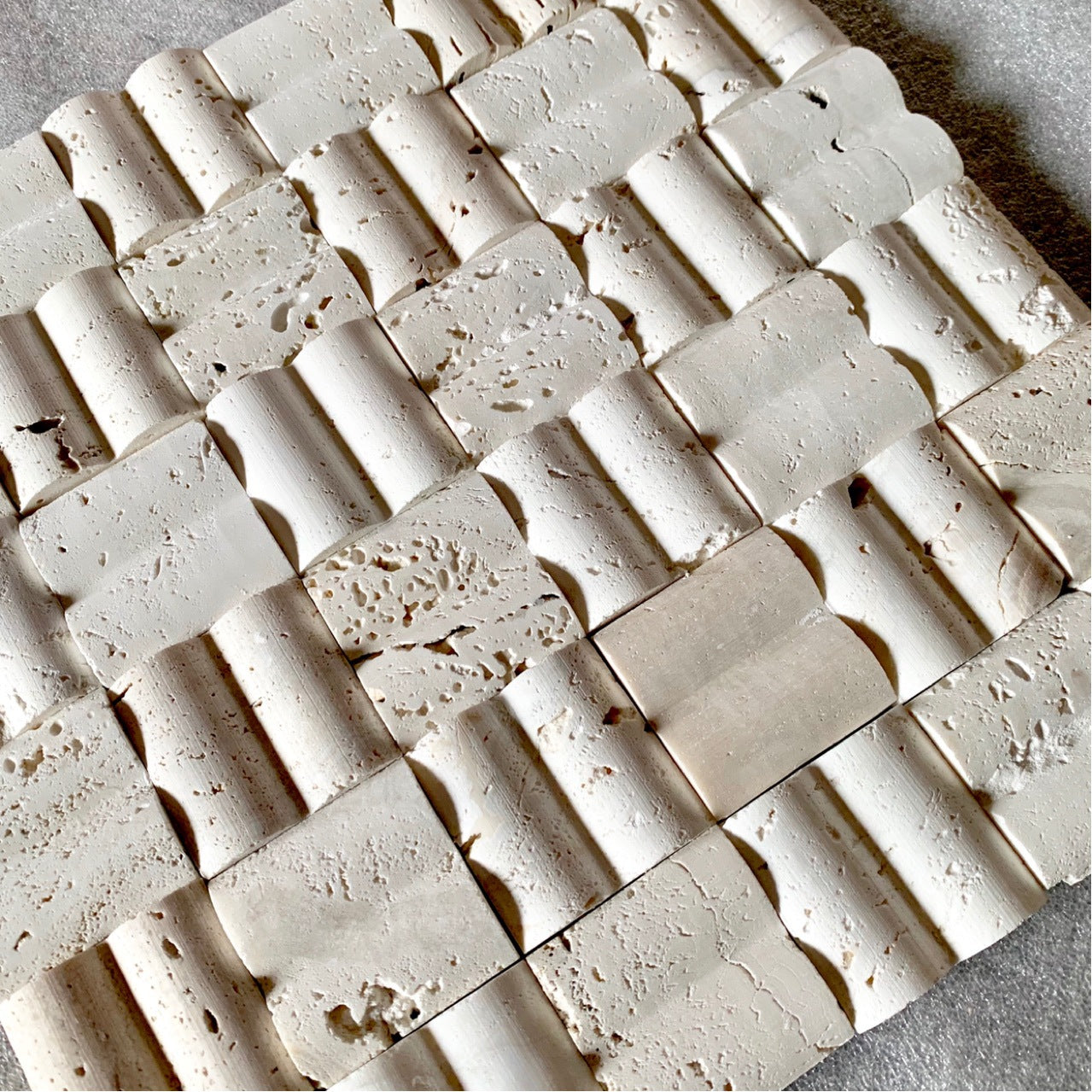 Tường nền chụp ảnh đánh bóng gạch mosaic đá Travertine vàng thiết kế hiện đại, thân thiện môi trường, đạo cụ đá thô 1 năm tuổi