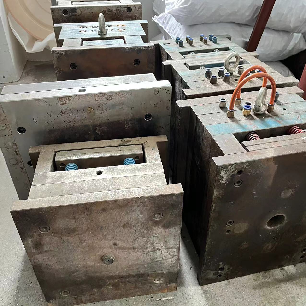 Chuyên sản xuất khuôn mẫu dụng cụ cân bằng gạch, dùng để cân bằng gạch.
