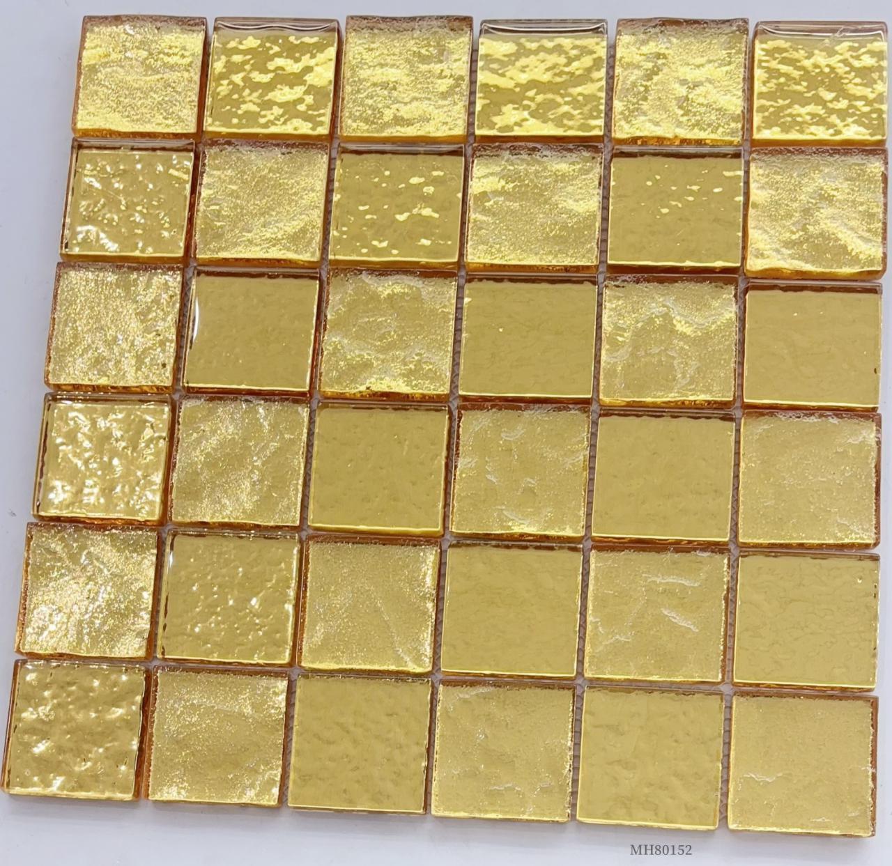 Gạch Mosaic Lá Vàng Lấp Lánh Sang Trọng Dùng Cho Các Mảng Tường Điểm Nhấn Sảnh Khách Sạn Cao Cấp